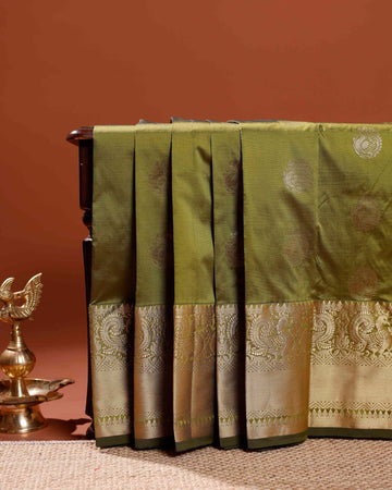 Elegant Niranjana Handwoven Silk Saree with Intricate Zari Weave and Traditional Border - Green