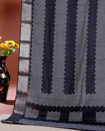 Elegant Dola Saree with Intricate Woven Zigzag Pattern and Contrasting Border Detail - Black
