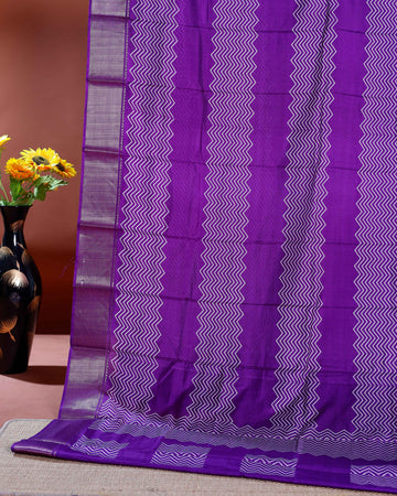 Elegant Dola Silk Saree with Intricate Zigzag Weave and Contrasting Border - Purple