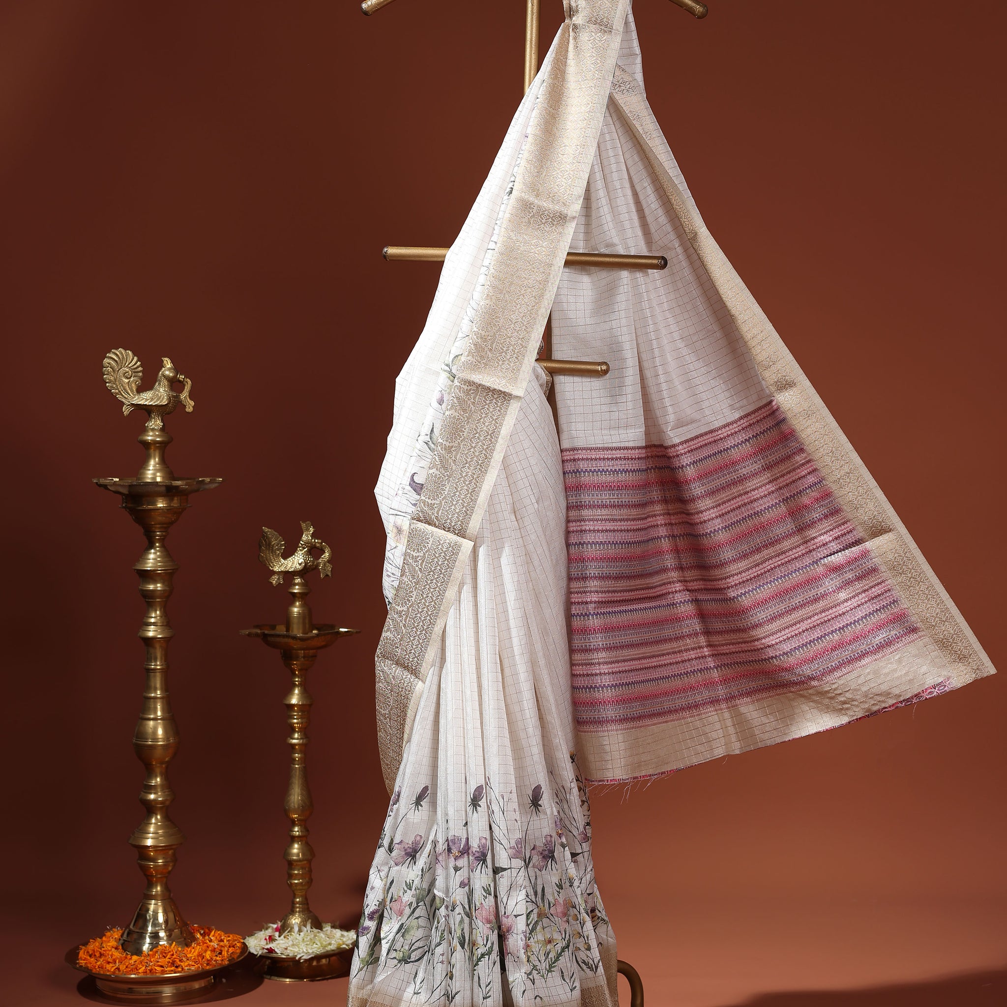 Floral Pattern Dola Silk Saree With Woven Border - White