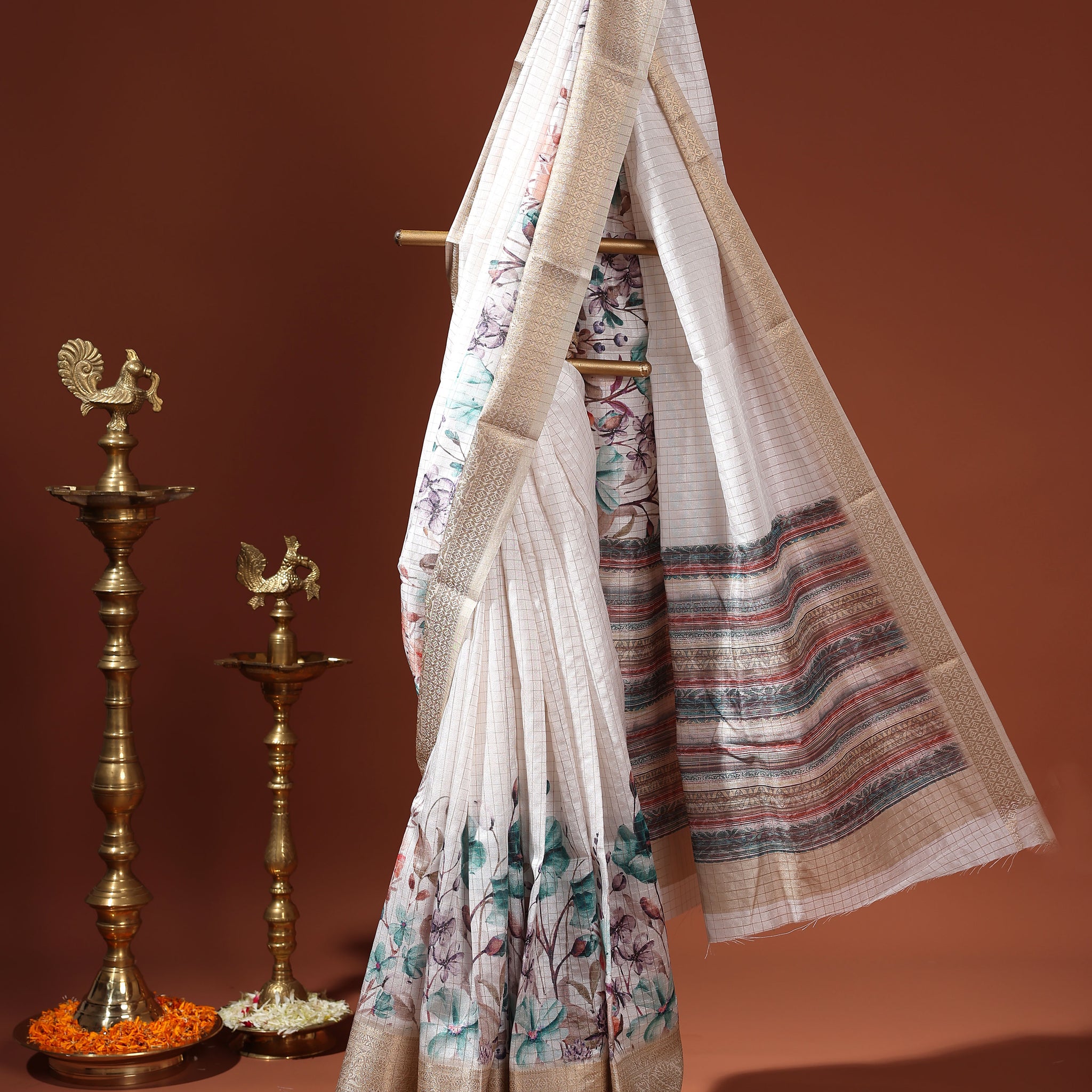Floral Pattern Dola Silk Saree With Woven Border - White