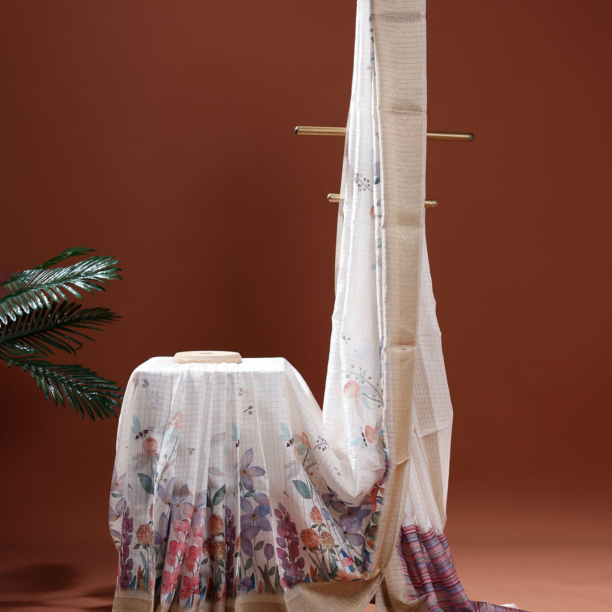 Floral Pattern Dola Silk Saree With Woven Border - White