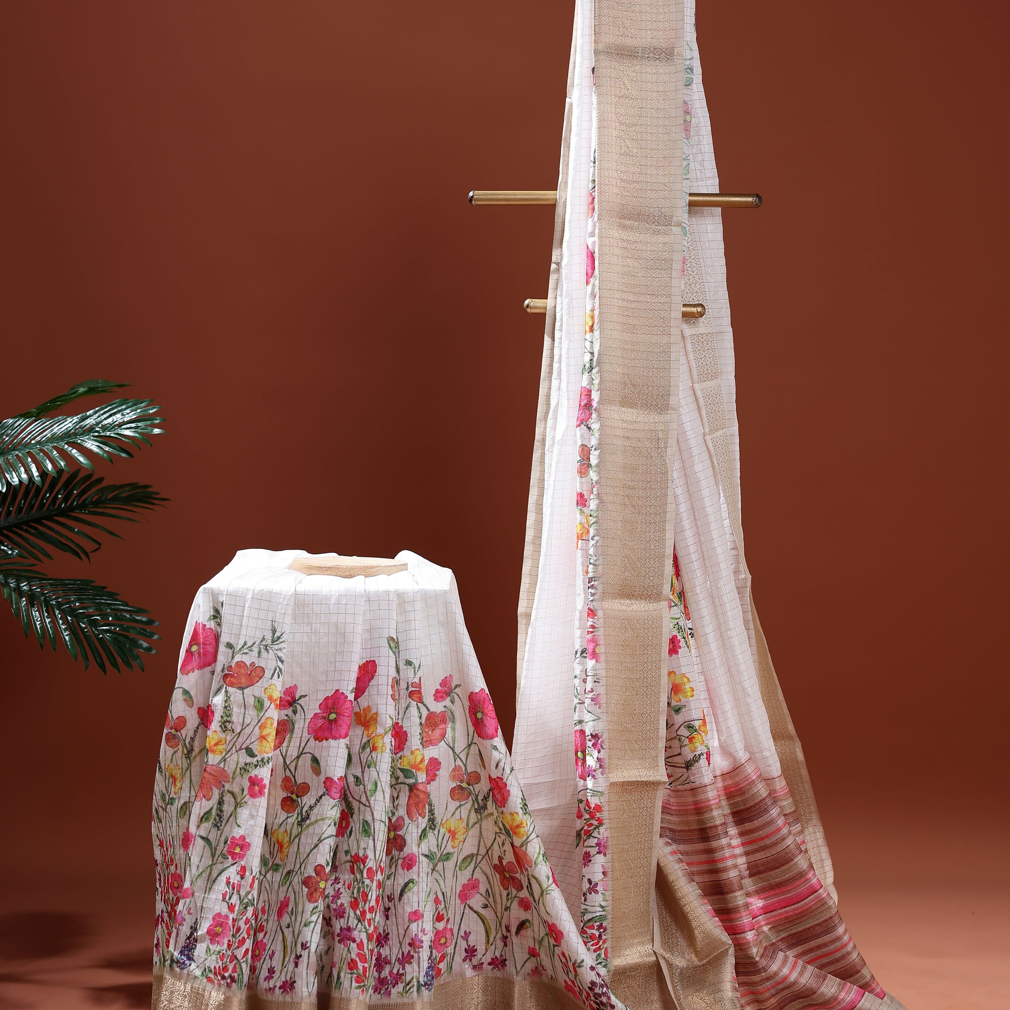 Floral Pattern Dola Silk Saree With Woven Border - White