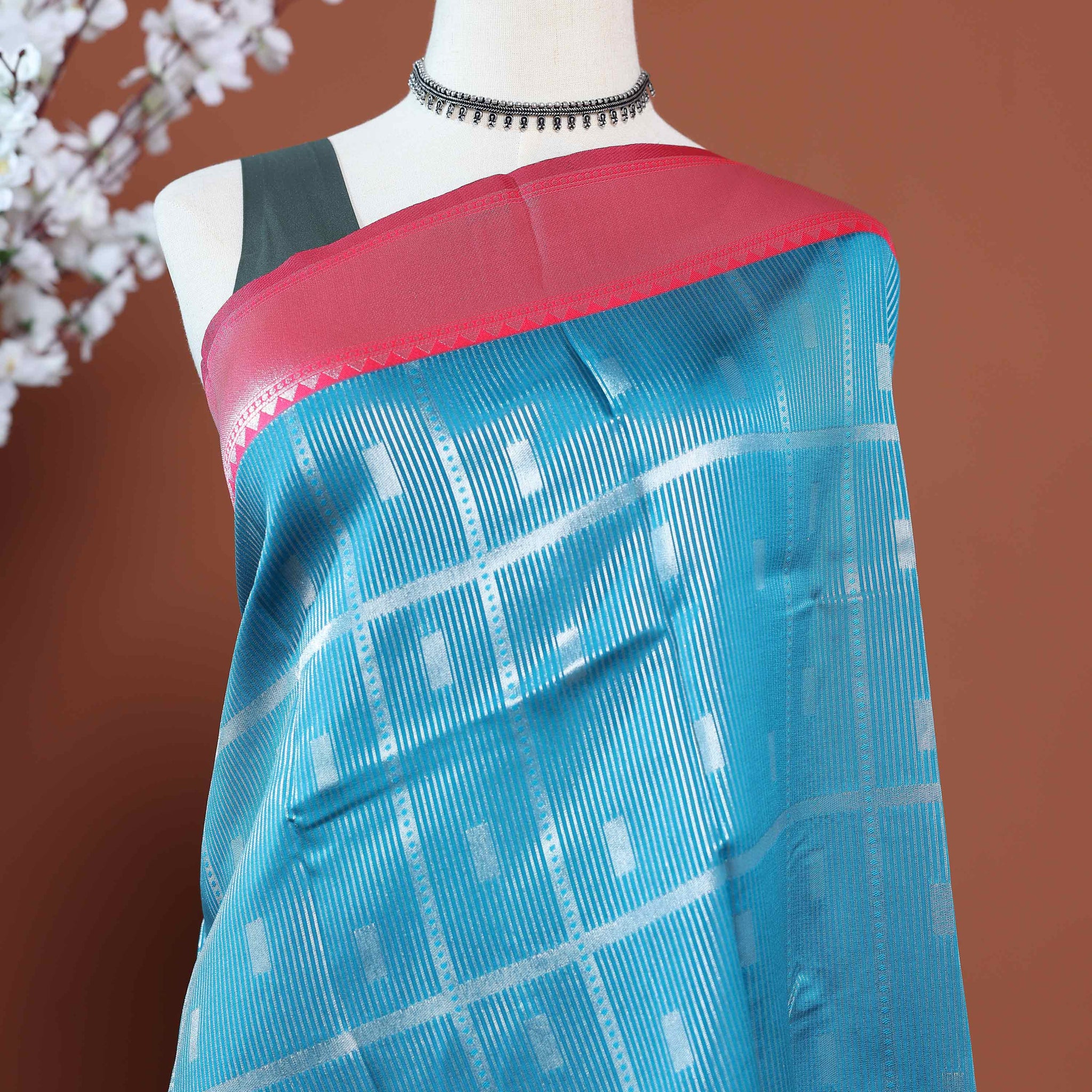 Exquisite Litchi Silk Saree with Intricate Weaving & Rich Pallu - Blue