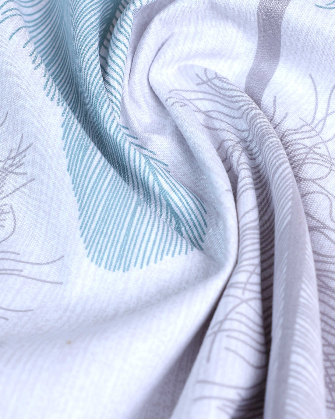 Feather Print Design King Size Bed Cover with Matching Pillow Cover Set - Multi