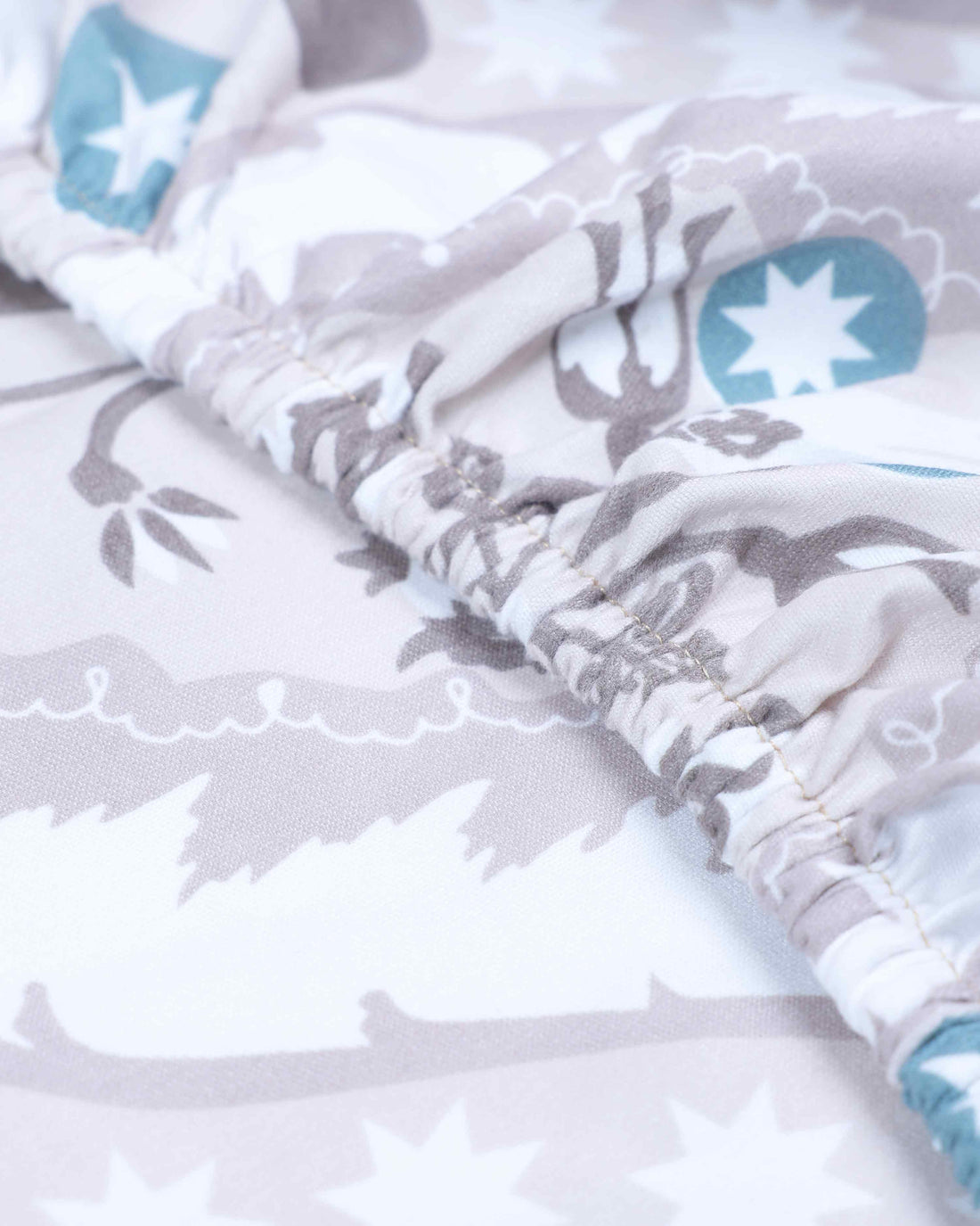 Elegant Floral Print Design Queen Size Bed Cover with Matching Pillow Cover Set - White