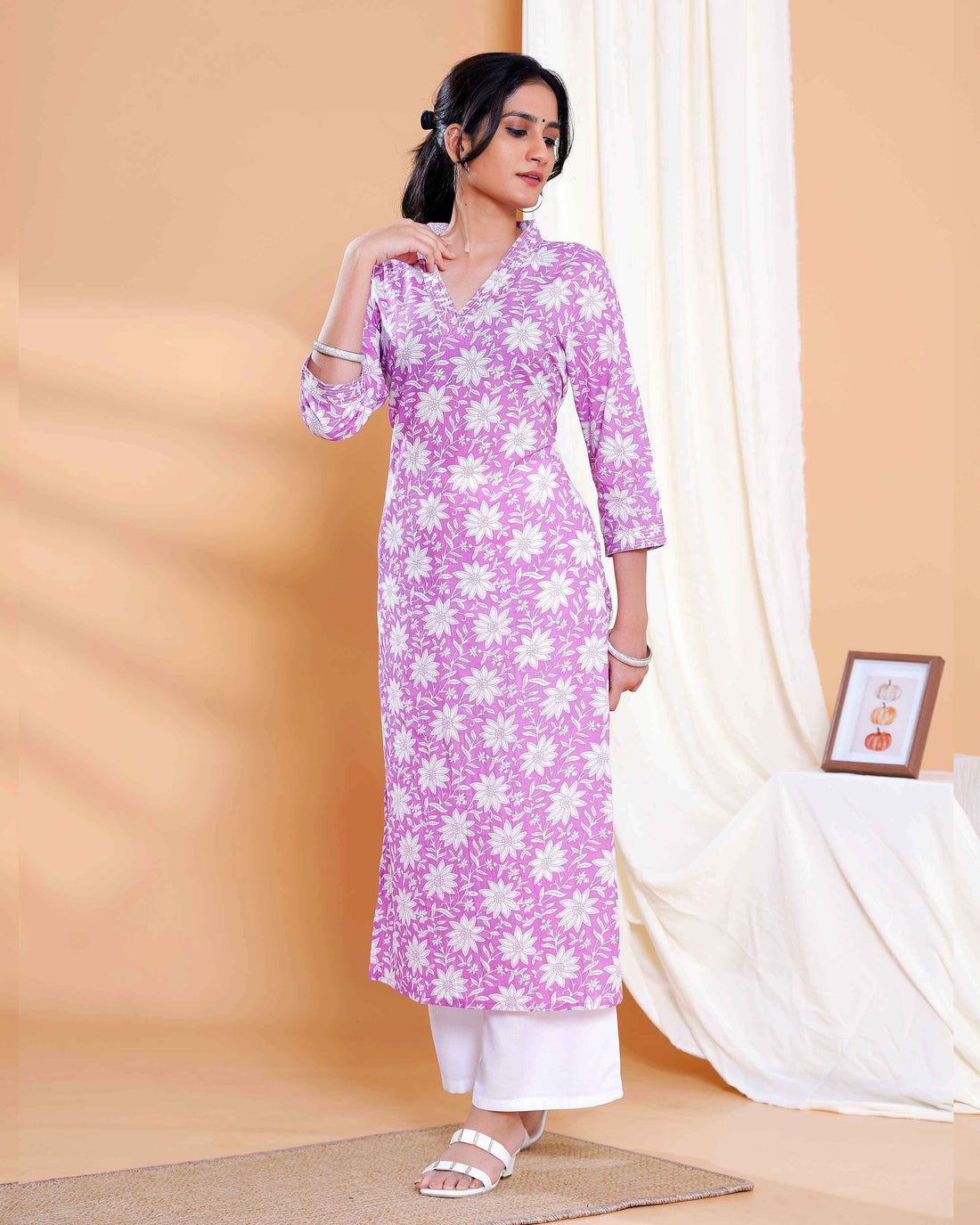 Floral Print Straight Kurta with V-Neck and 3/4th Sleeves - Purple