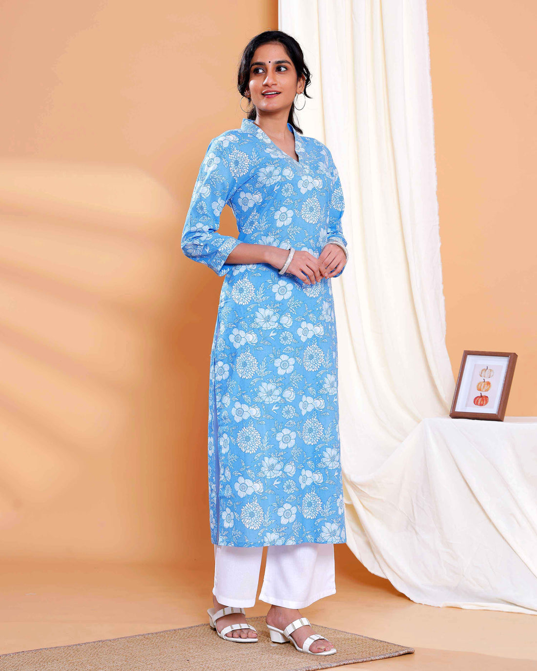 Print Straight Kurta with V-Neck and 3/4th Sleeves - Blue
