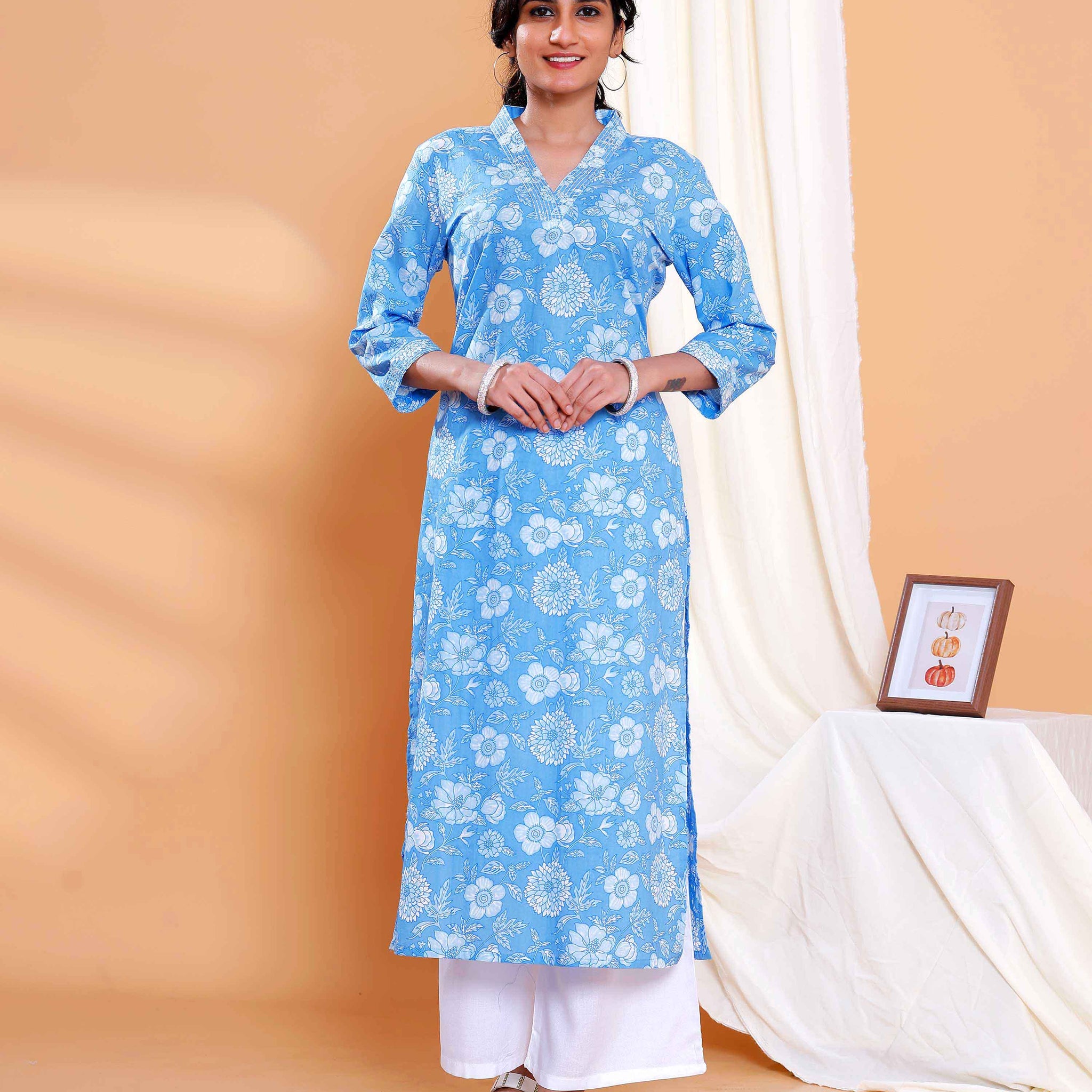 Print Straight Kurta with V-Neck and 3/4th Sleeves - Blue