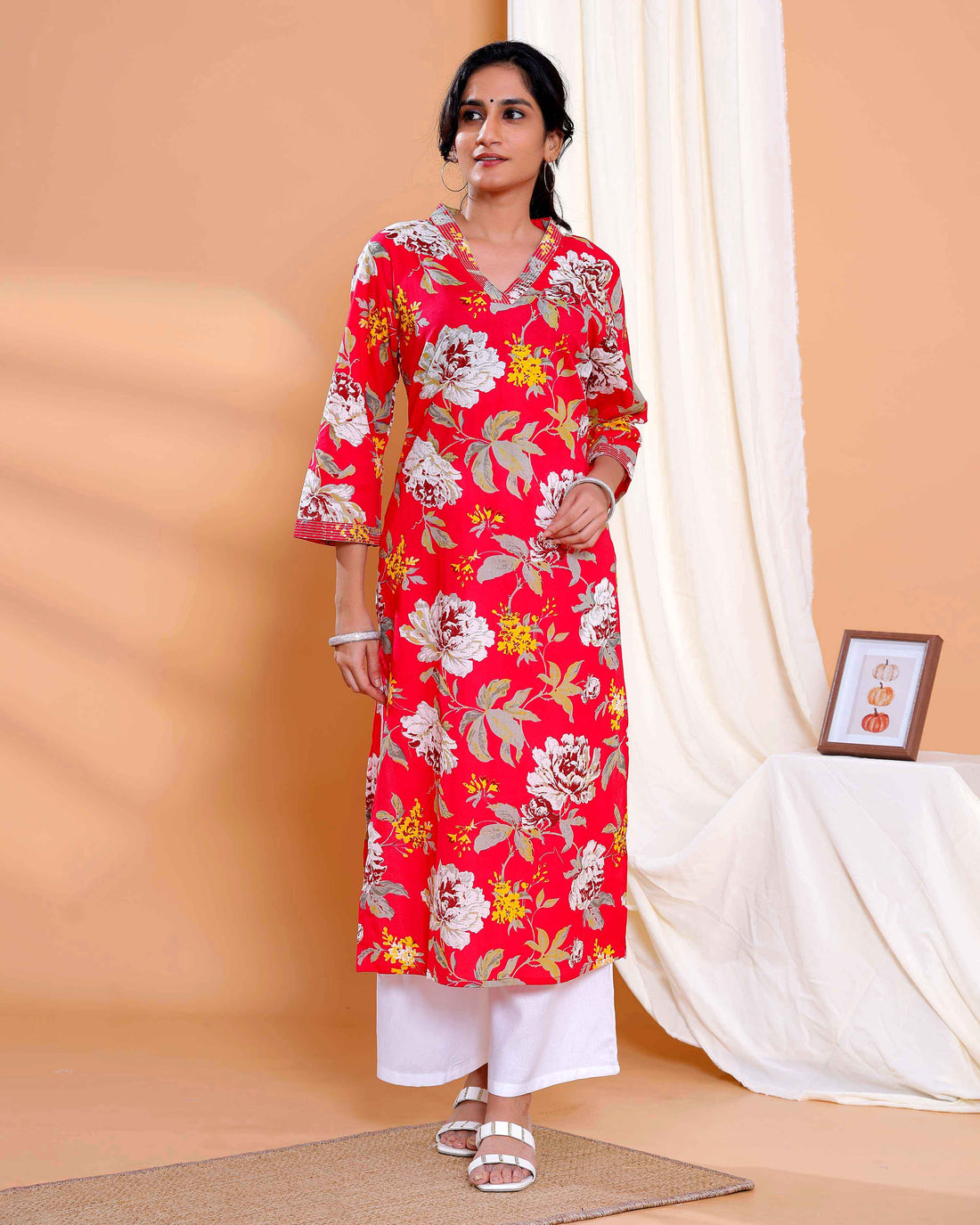 Print Straight Kurta with V-Neck and 3/4th Sleeves - Red