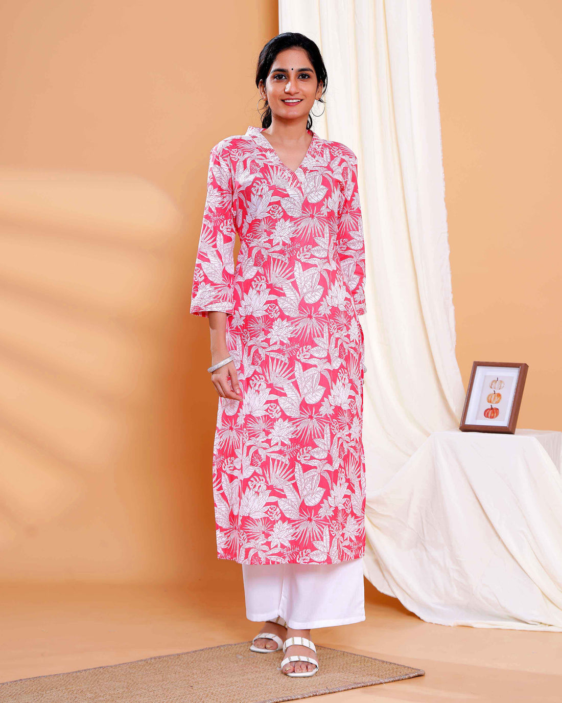 Floral Printed Straight Kurta with V-Neck and 3/4th Sleeves - Pink