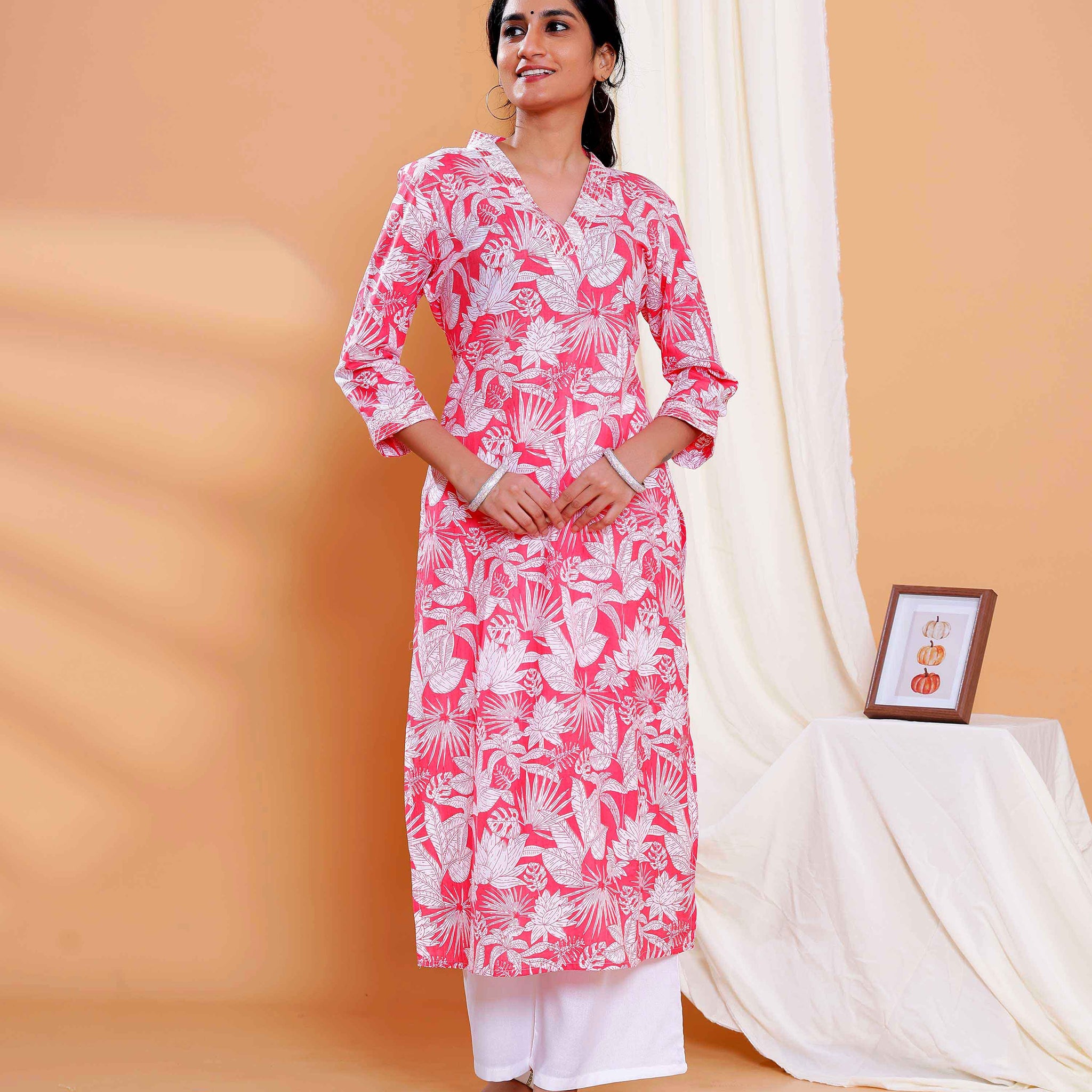 Floral Printed Straight Kurta with V-Neck and 3/4th Sleeves - Pink