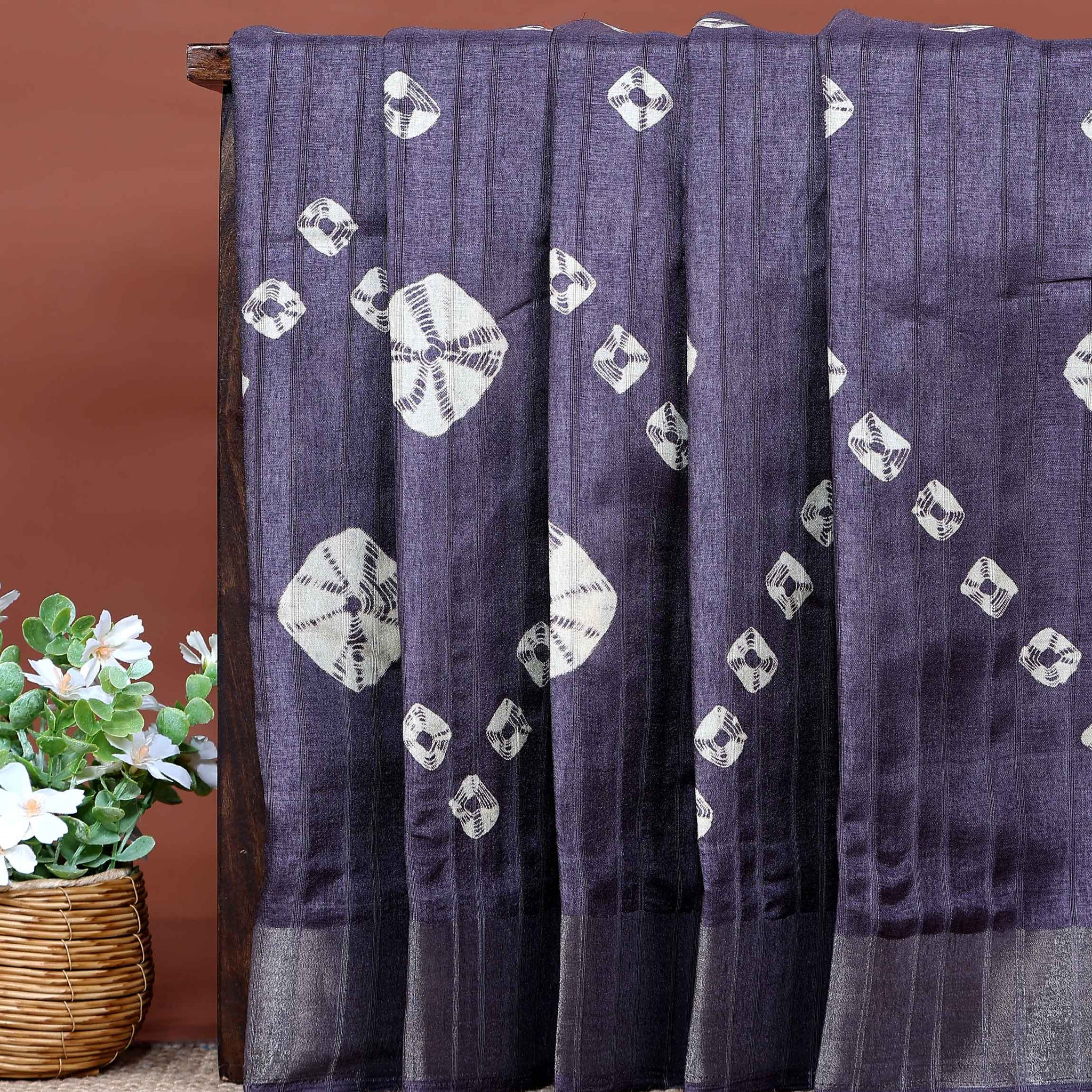 Dola Silk Blend Saree with Traditional Woven Design and Zari Border  - Grey