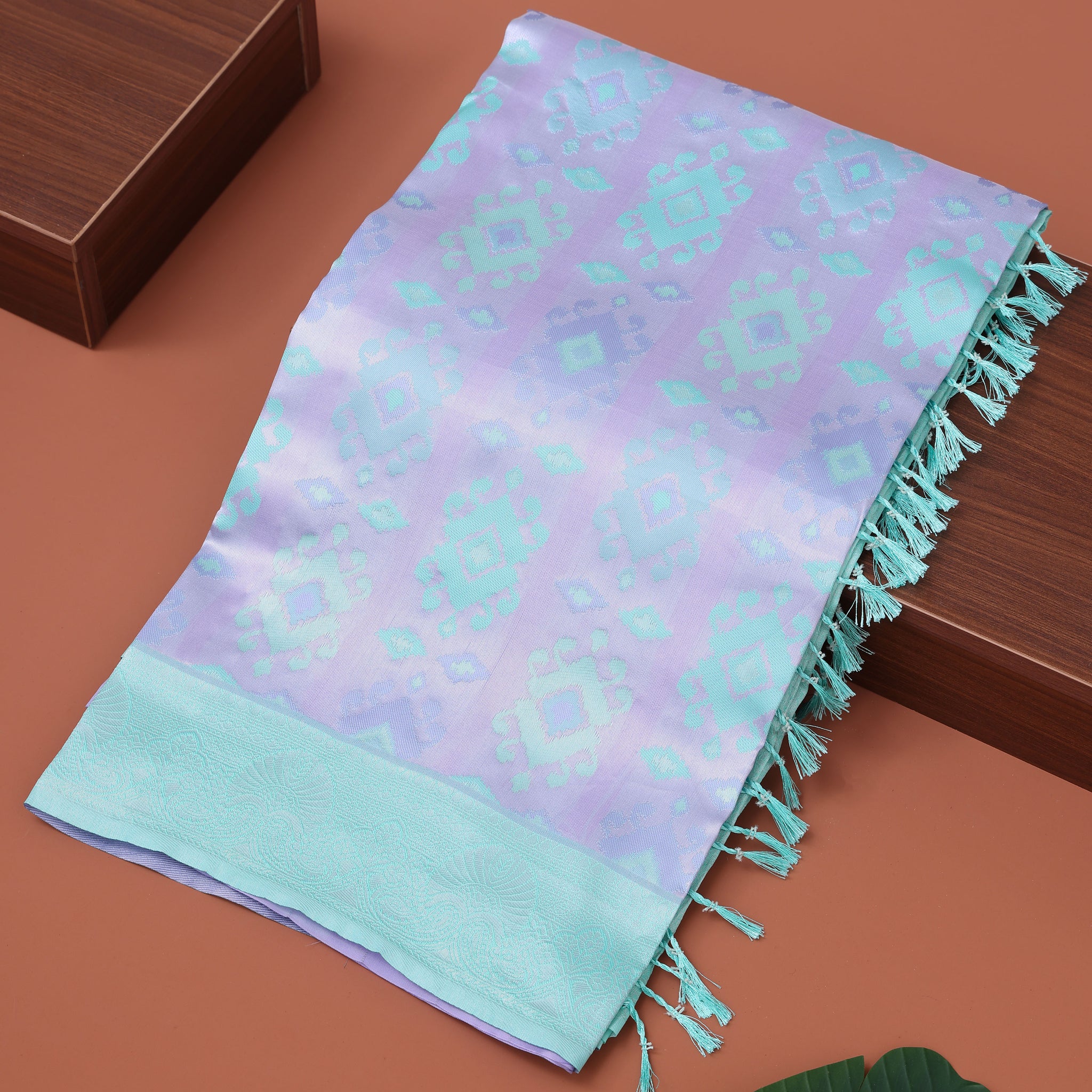 Elegant Jacquard  Pattern Litchi Silk Saree - Lavender