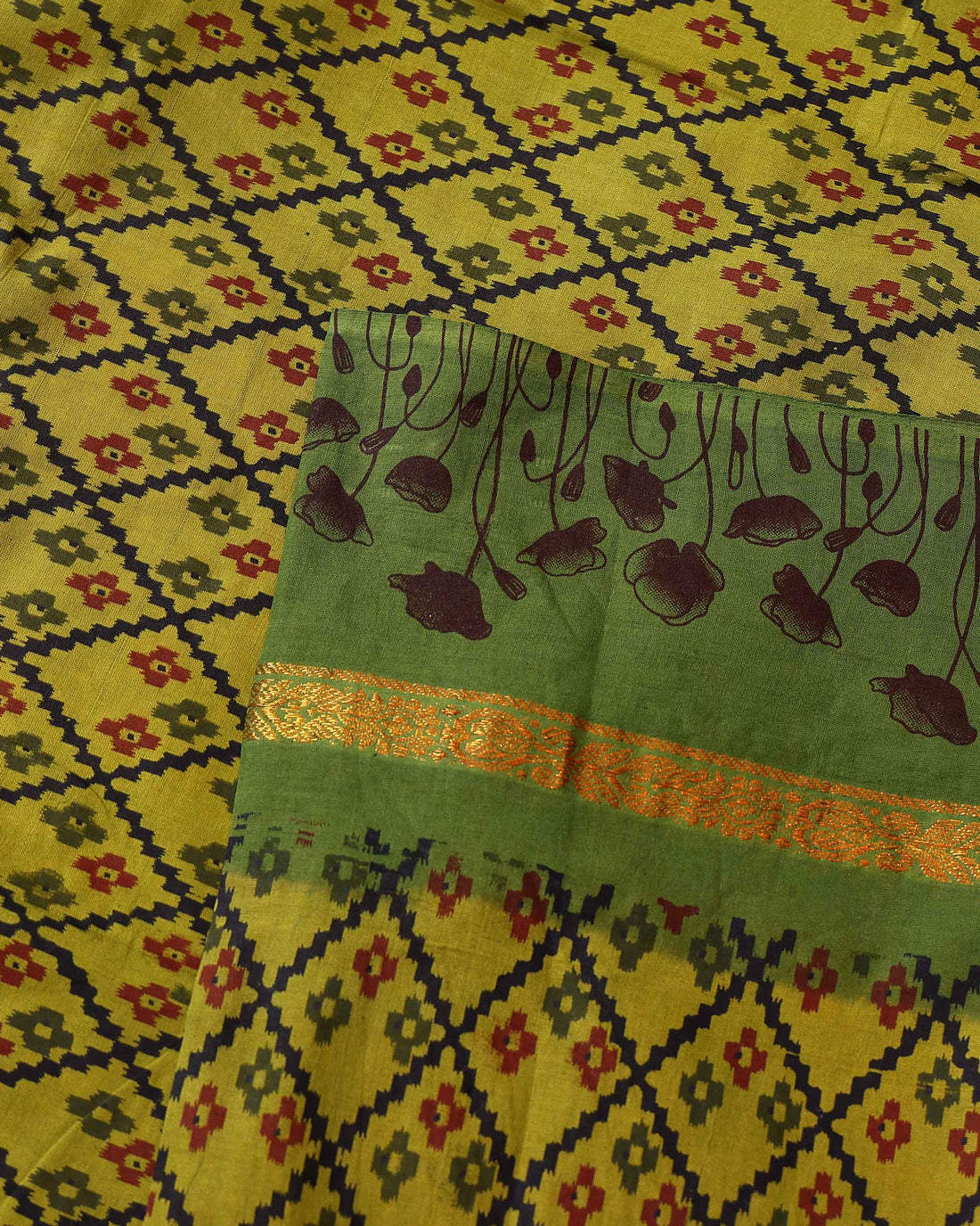 
Handloom Sungudi Cotton Saree with Geometric Diamond Pattern & Floral Border - Green
