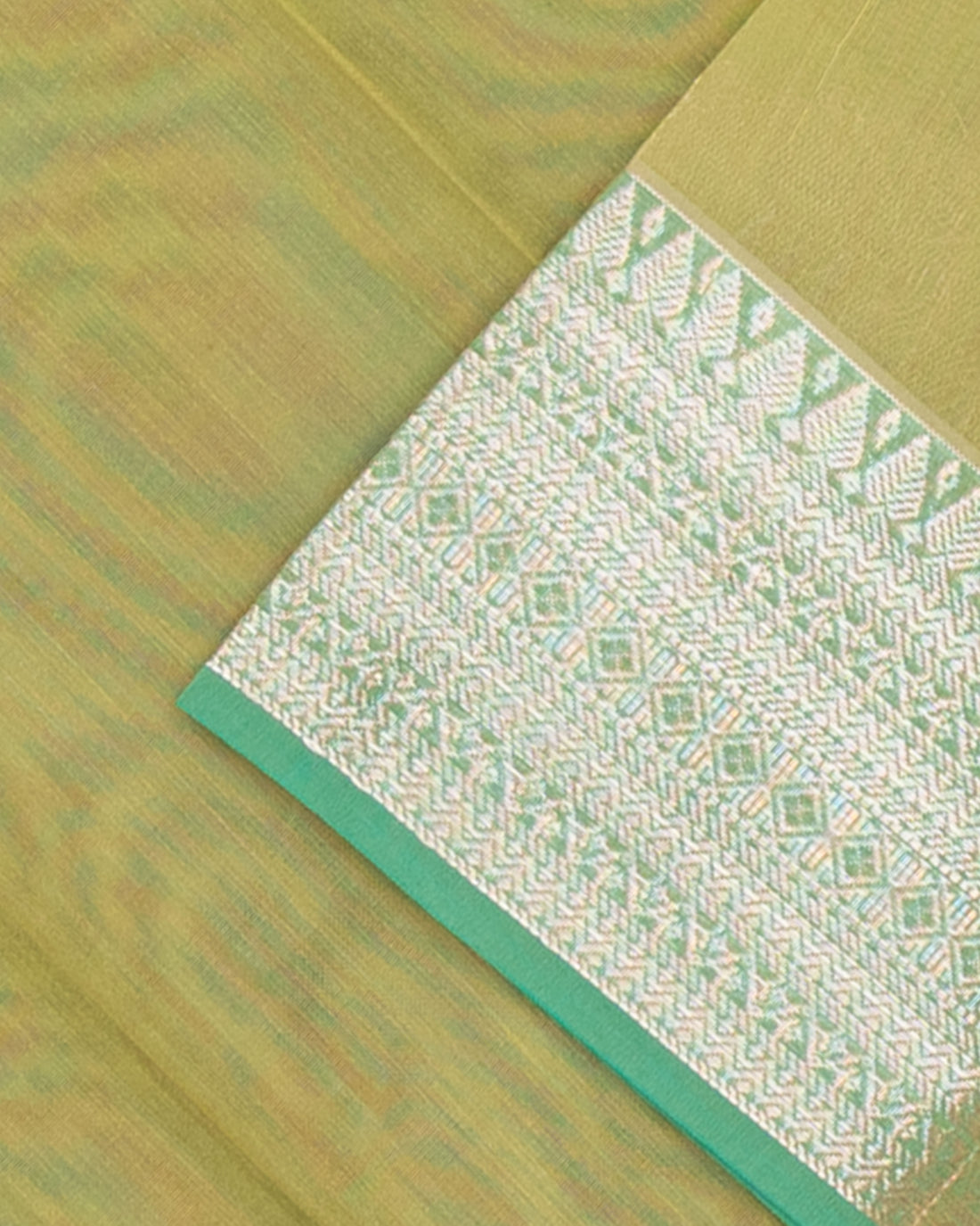 Exquisite Silk Cotton Saree With Floral Design - Green