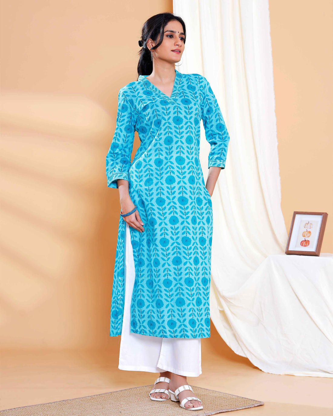 Print Straight Kurta with V-Neck and 3/4th Sleeves - Blue