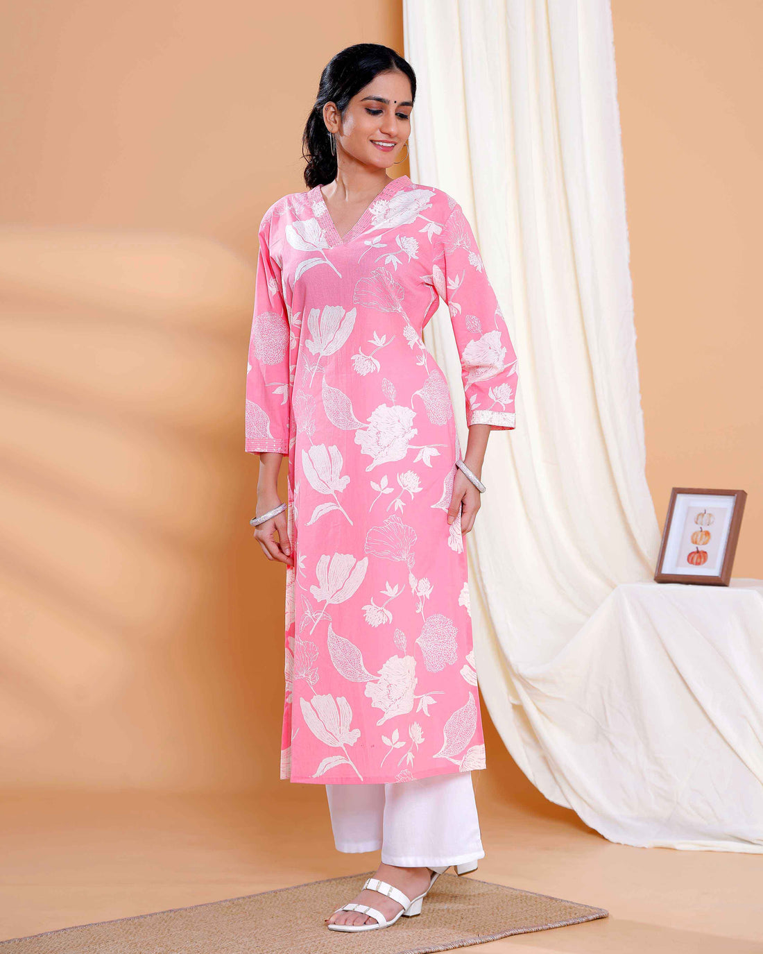 Print Straight Kurta with V-Neck and 3/4th Sleeves - Pink