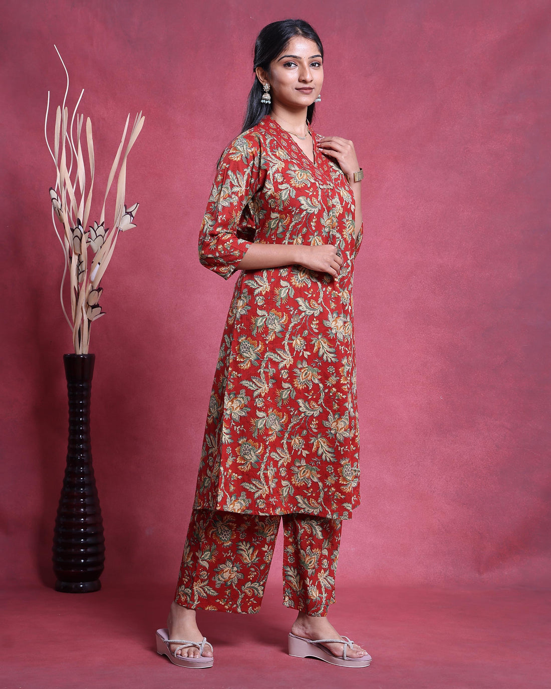 Elegant Women’s Floral Printed Kurta Set with V-Neck Kurta and Coordinated Wide Leg Pants