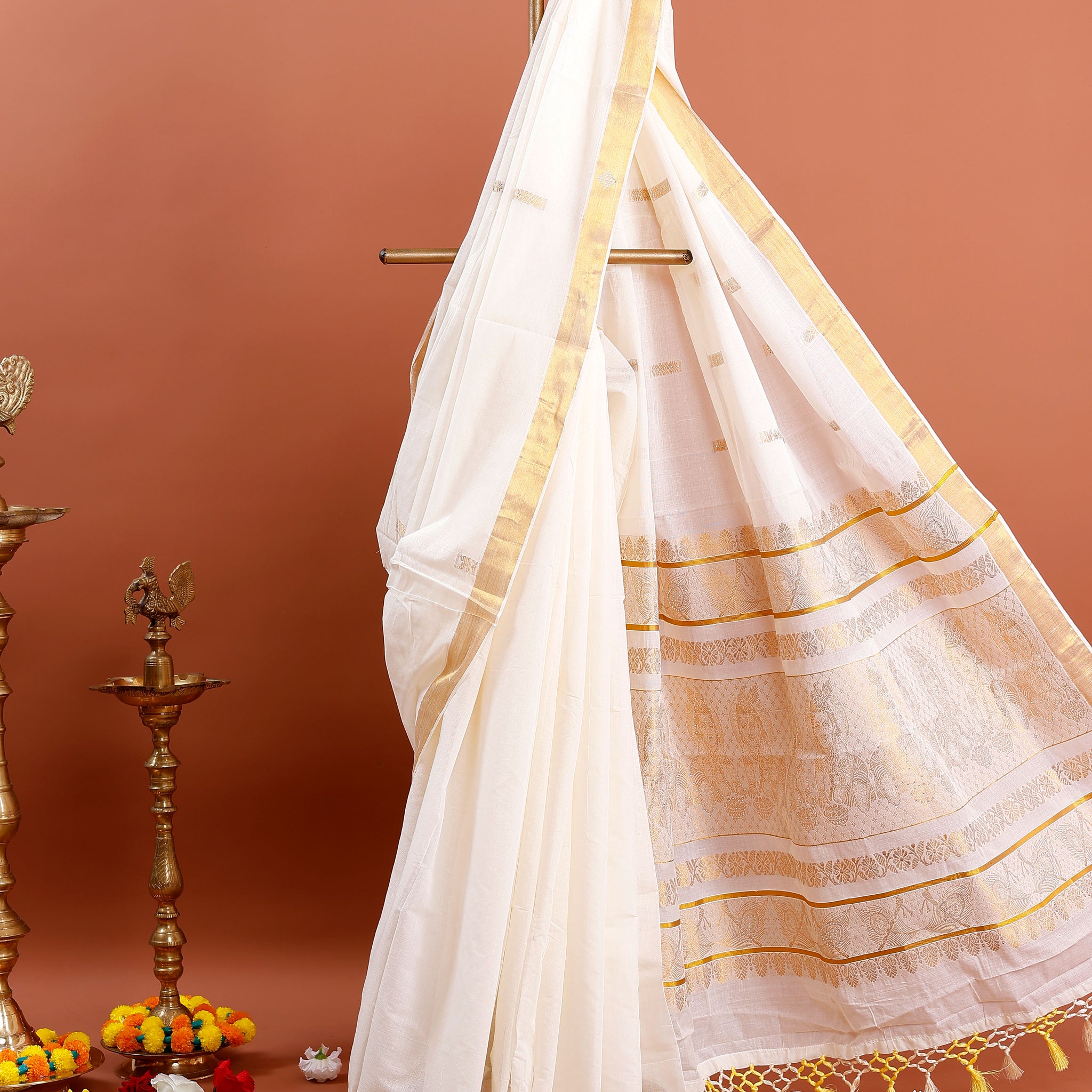 Traditional Kerala Kasavu Saree with Intricate Zari Work - White