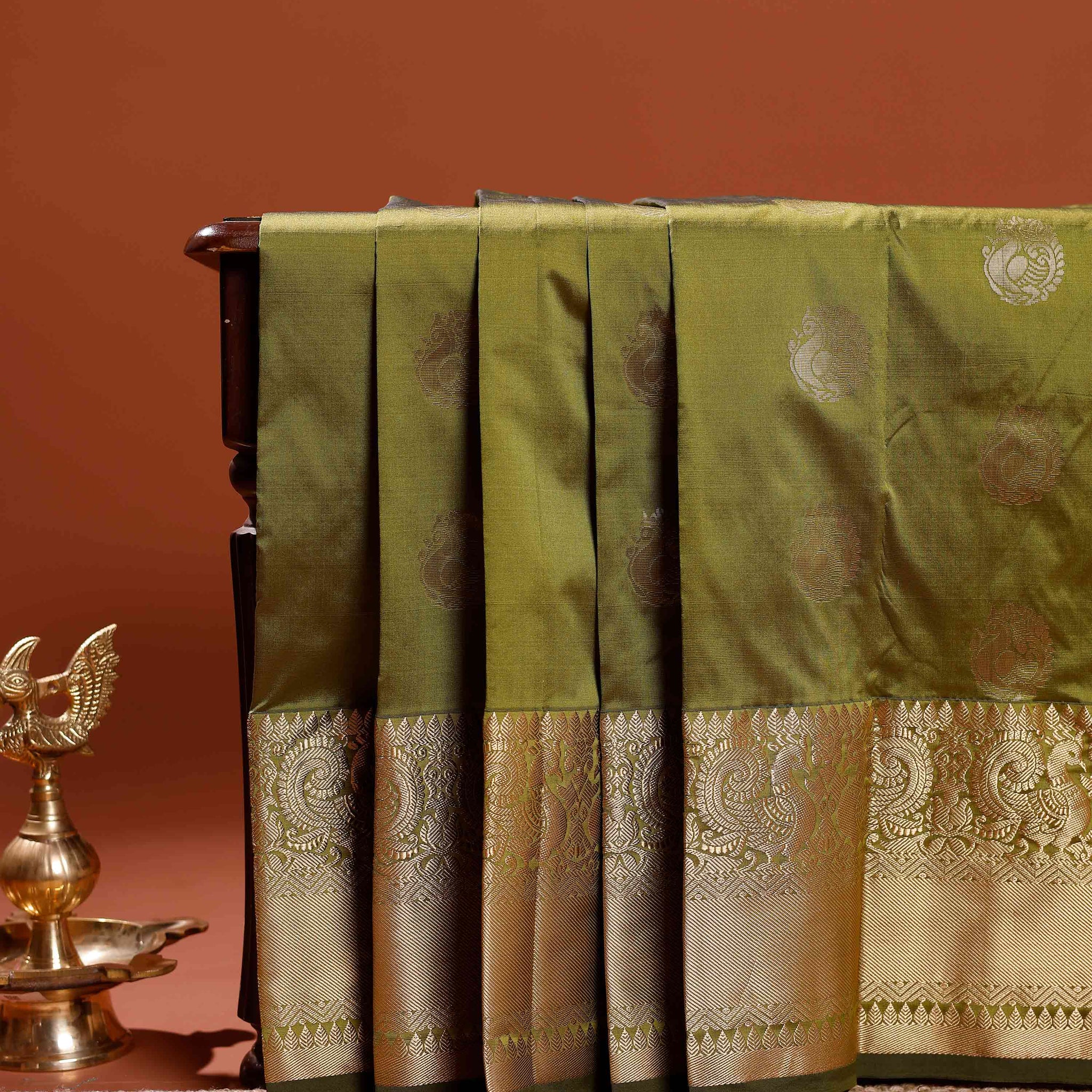 Elegant Niranjana Handwoven Silk Saree with Intricate Zari Weave and Traditional Border - Green