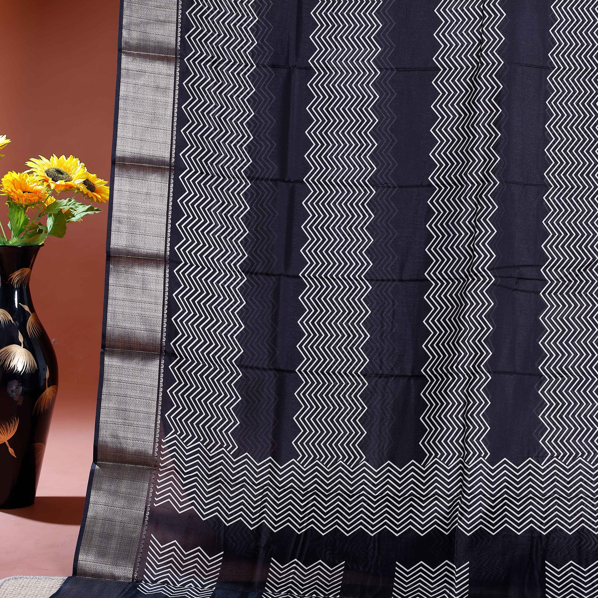Elegant Dola Saree with Intricate Woven Zigzag Pattern and Contrasting Border Detail - Black