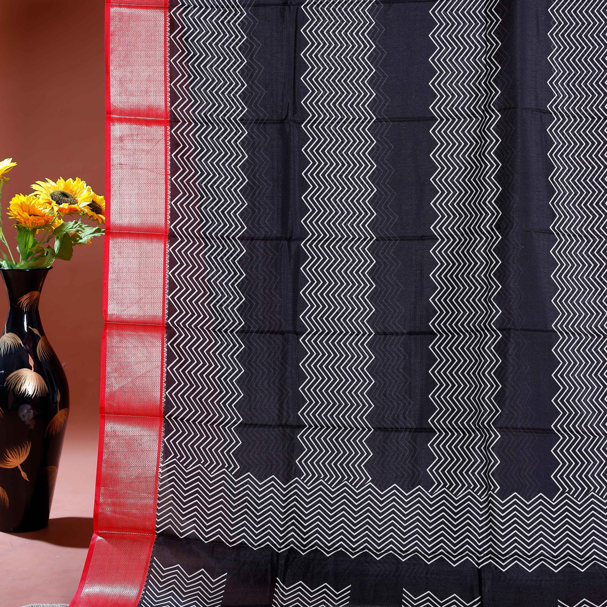 Elegant Dola Silk Saree with Intricate Zigzag Weave and Contrasting Border - Black