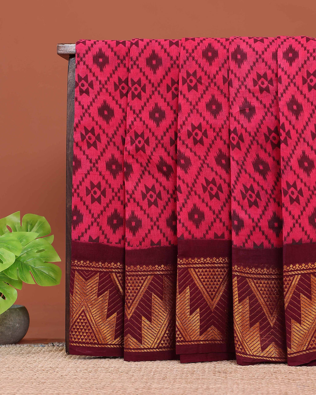 Traditional Sungudi Cotton Saree with All-over Geometric Diamond Print and Intricate Contrast Zari Border - Pink