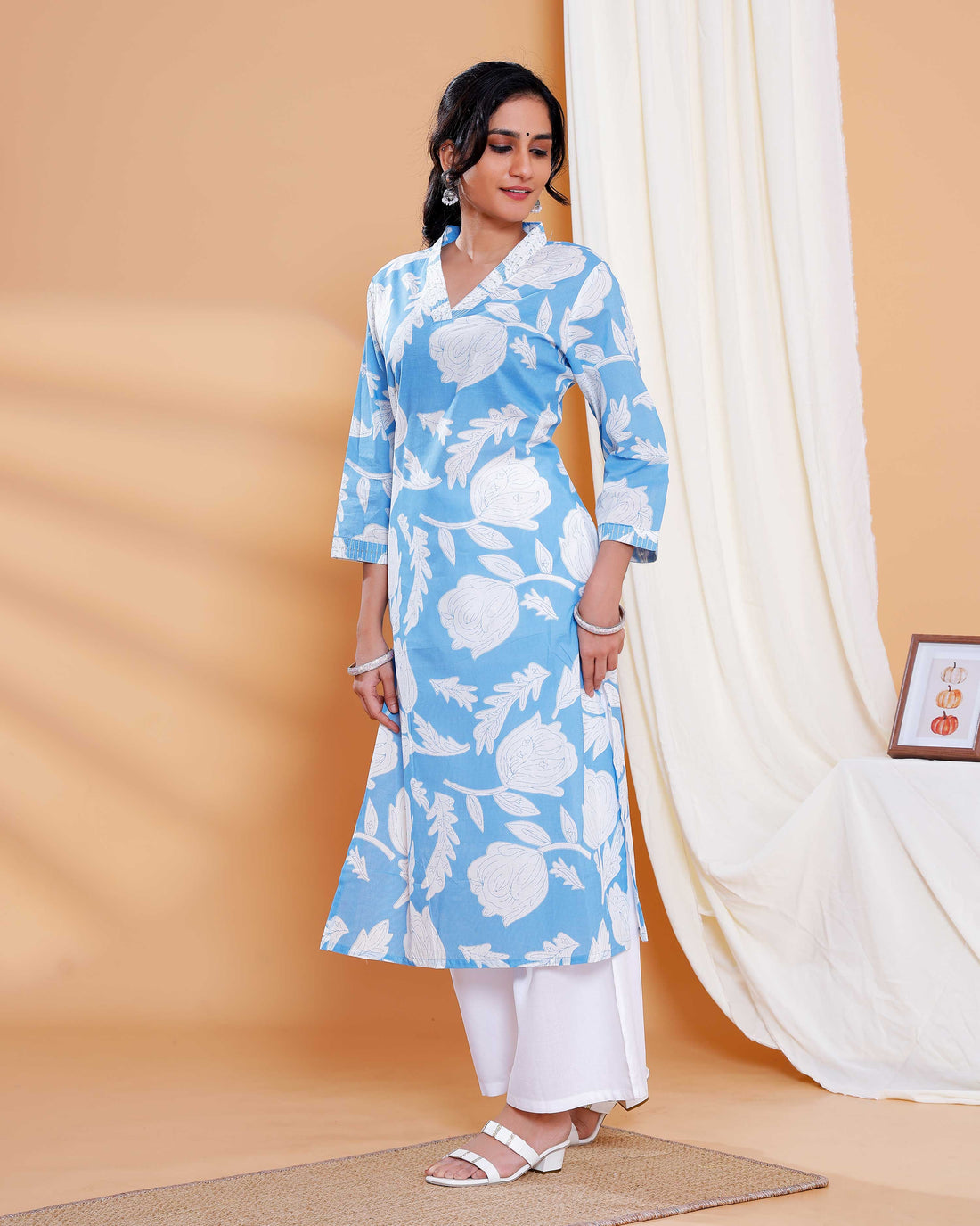 Print Straight Kurta with V-Neck and 3/4th Sleeves - Blue