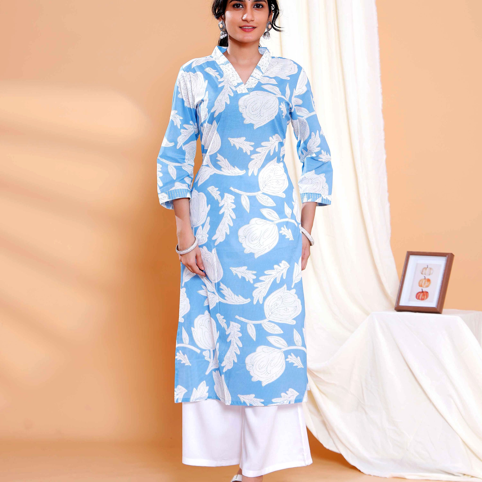 Print Straight Kurta with V-Neck and 3/4th Sleeves - Blue