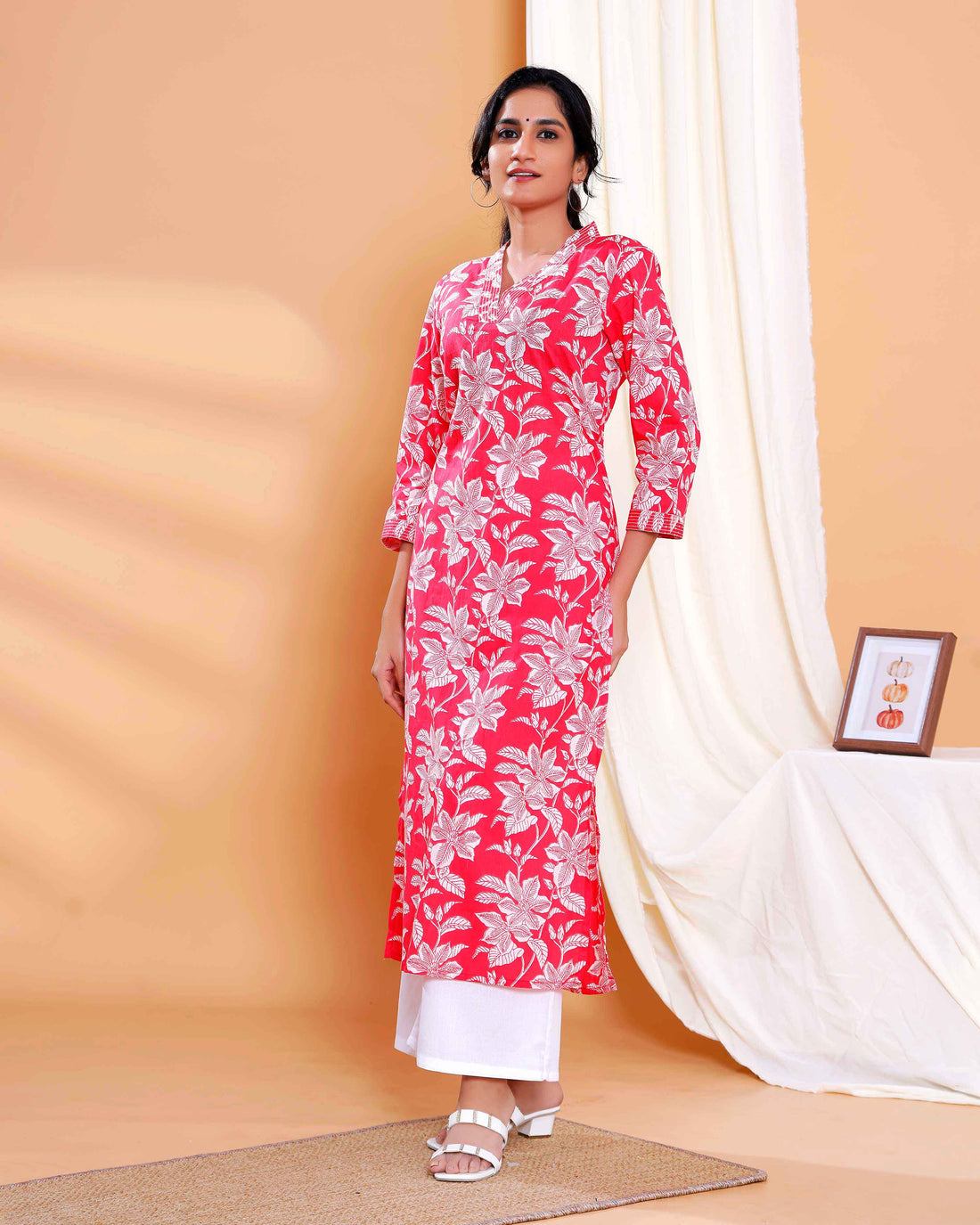 Print Straight Kurta with V-Neck and 3/4th Sleeves - Light Red
