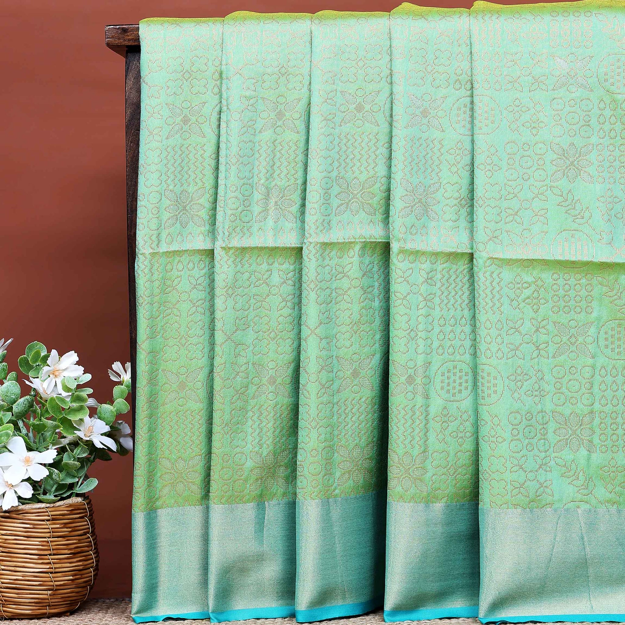 Ethnic Thread Design Soft Silk Saree - Green