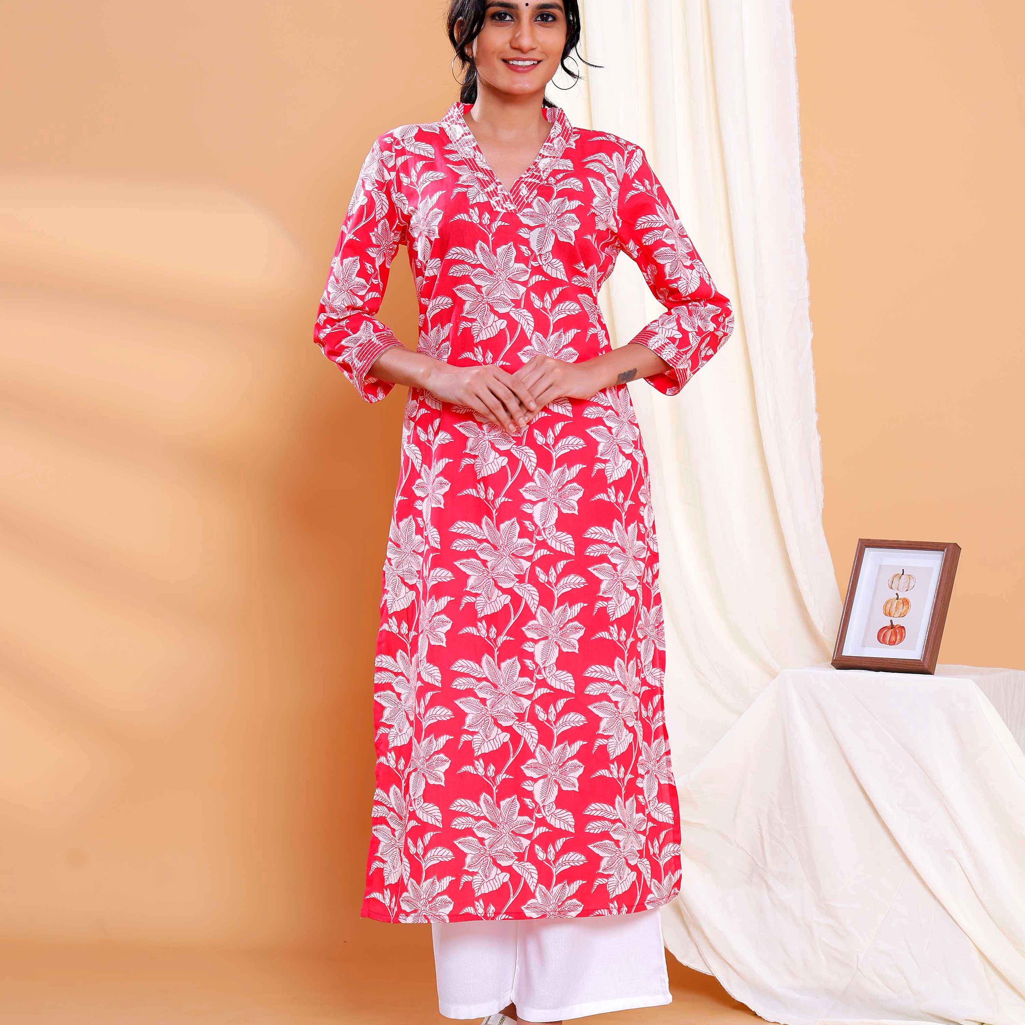 Print Straight Kurta with V-Neck and 3/4th Sleeves - Light Red