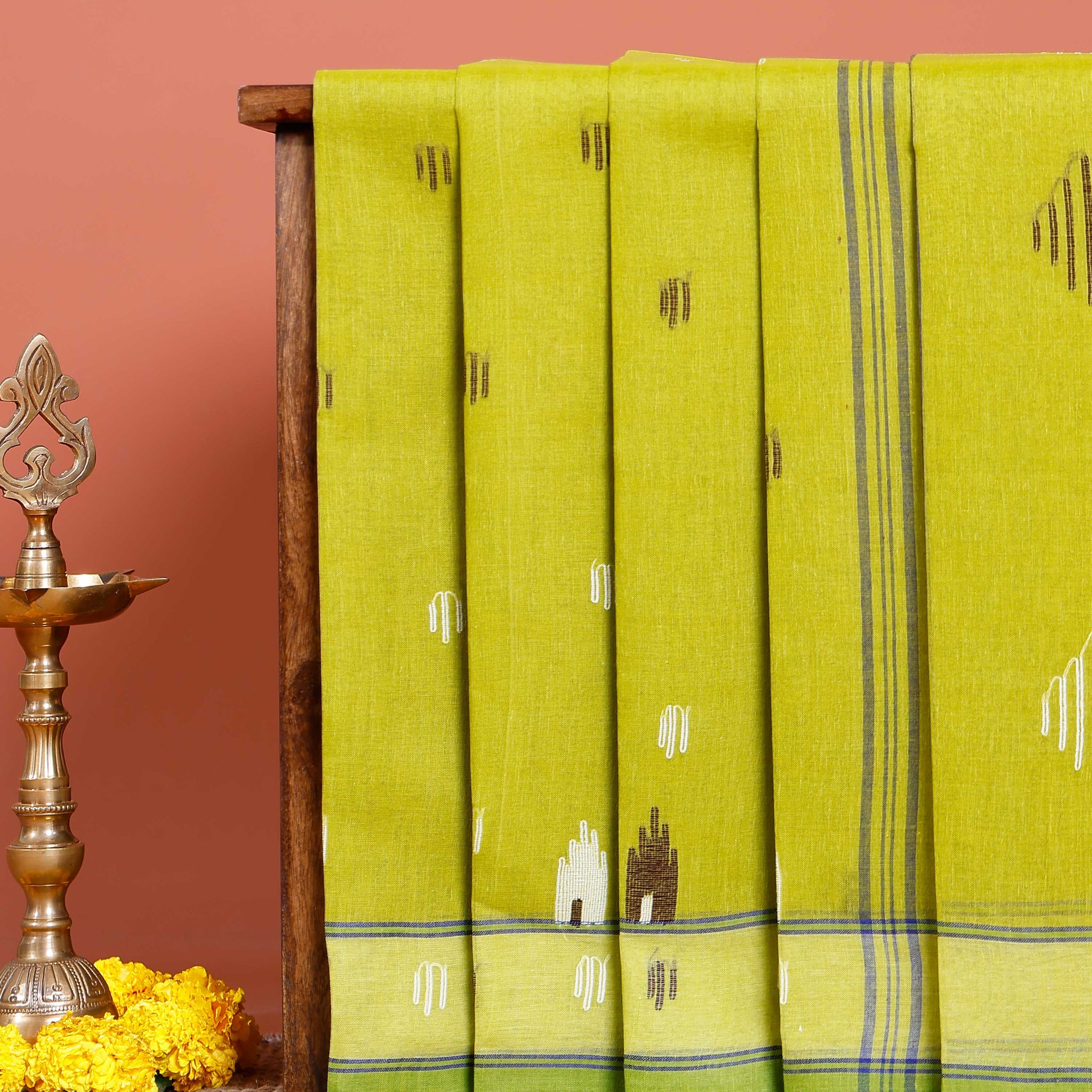 Handloom Bengal Cotton Saree with Traditional Jamdani Motifs and Border Detailing - Green