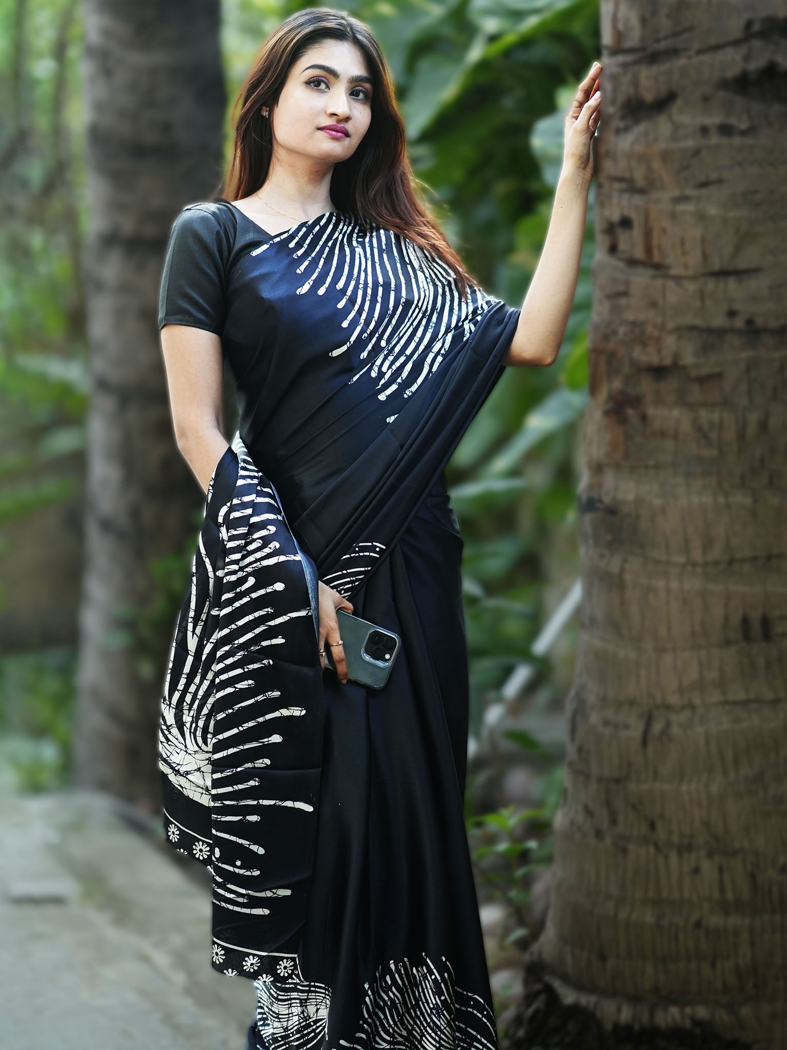 Elegant Georgette Saree with Abstract Design - Black