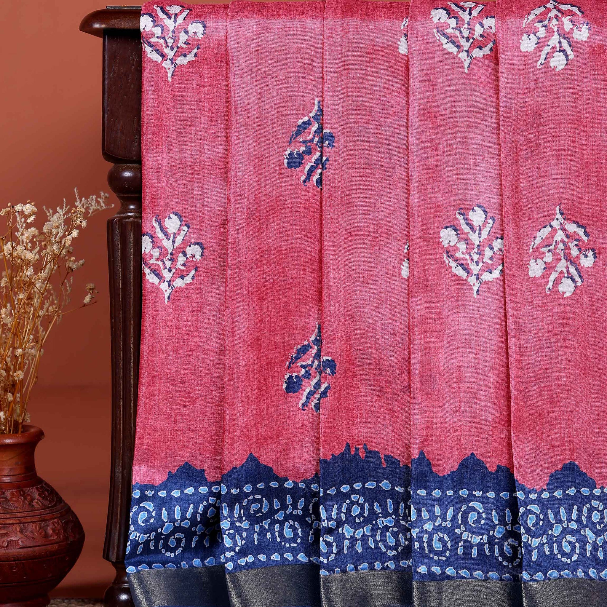 Elegant Dola Saree with Floral Motifs and Contrast Border -Pink