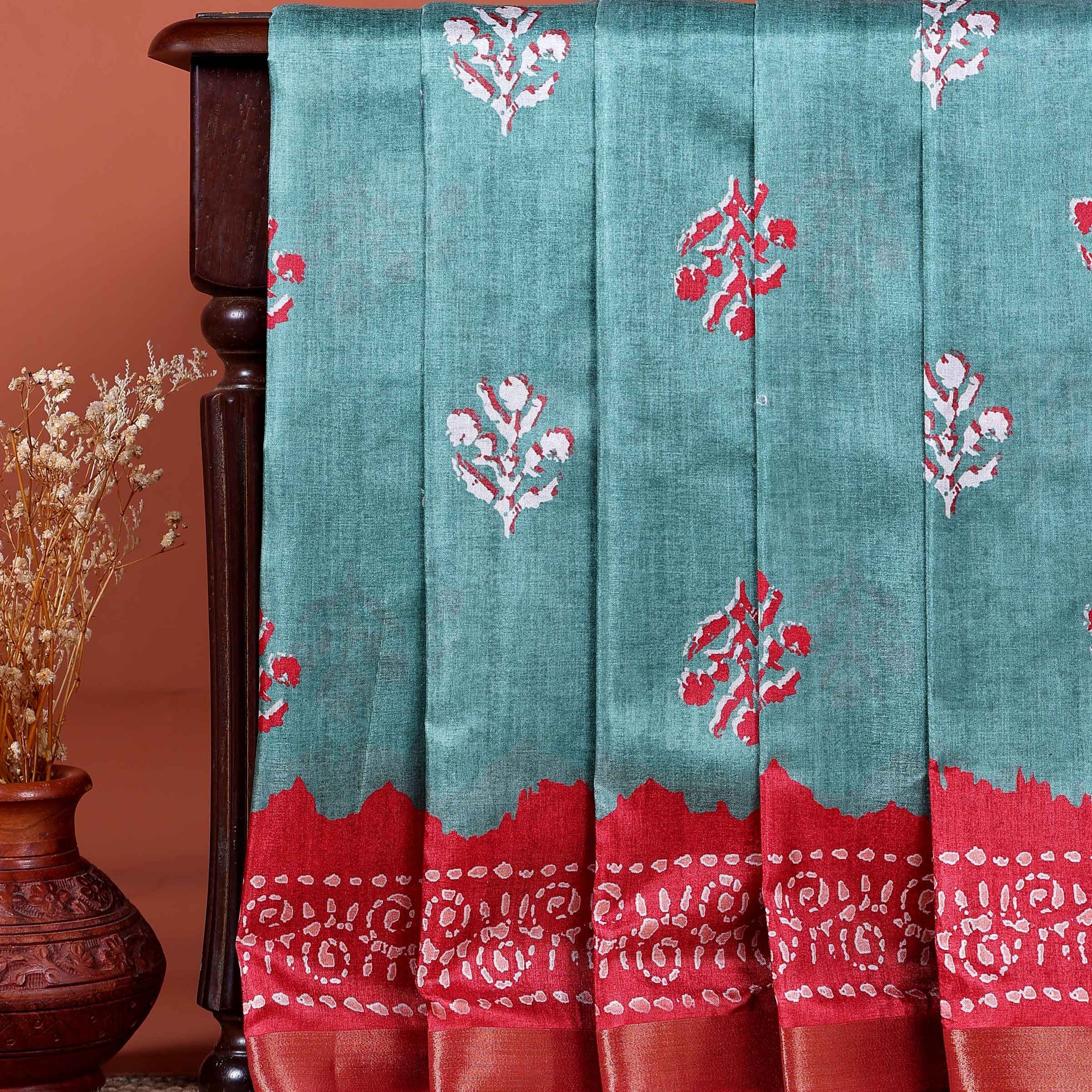 Elegant Dola Saree with Floral Motifs and Contrast Border - Green