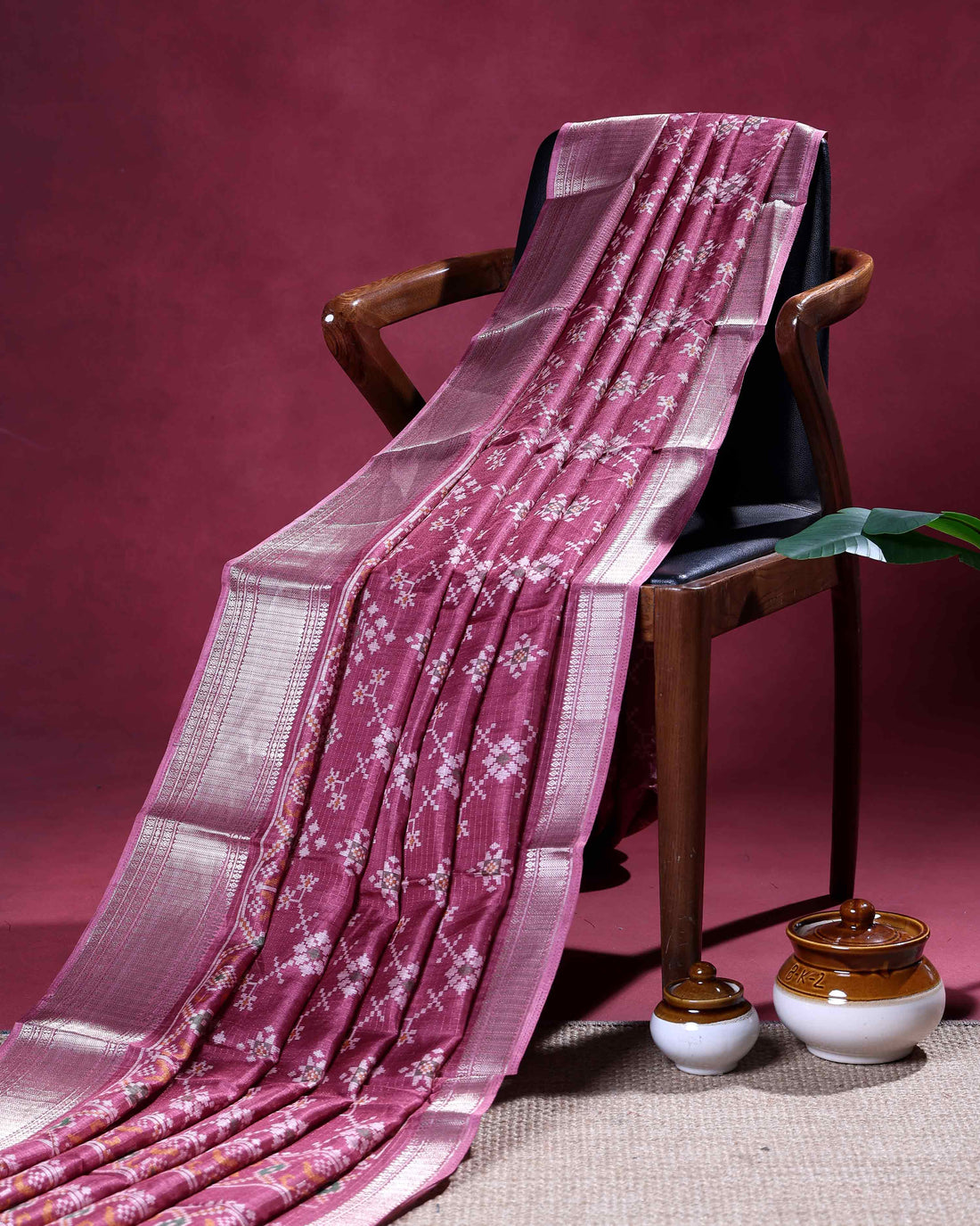 Elegant Dola Silk Saree with All-Over Geometric Floral Motifs and Traditional Zari Woven Border - Onion Pink