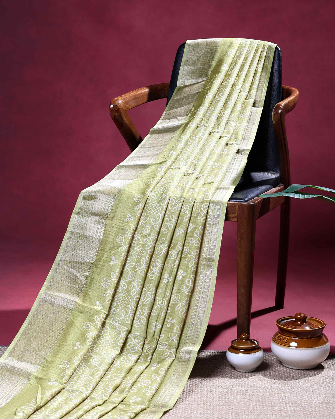 Elegant Dola Silk Saree with Intricate Floral Vine Weave and Zari Border - Green