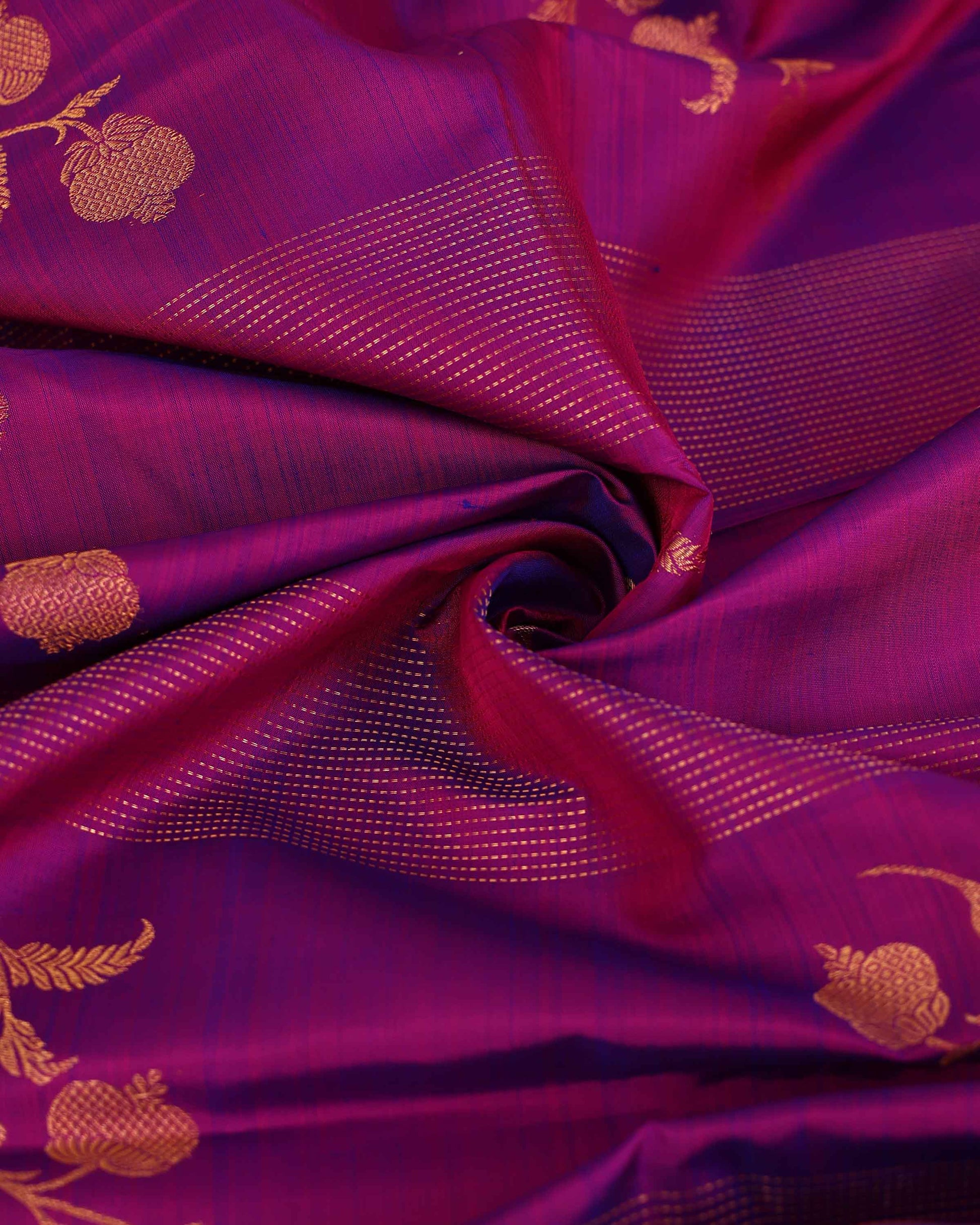Elegant Kanchipuram Pure Silk Saree with Traditional Zari Weave and Contrast Border - Purple -Close Up