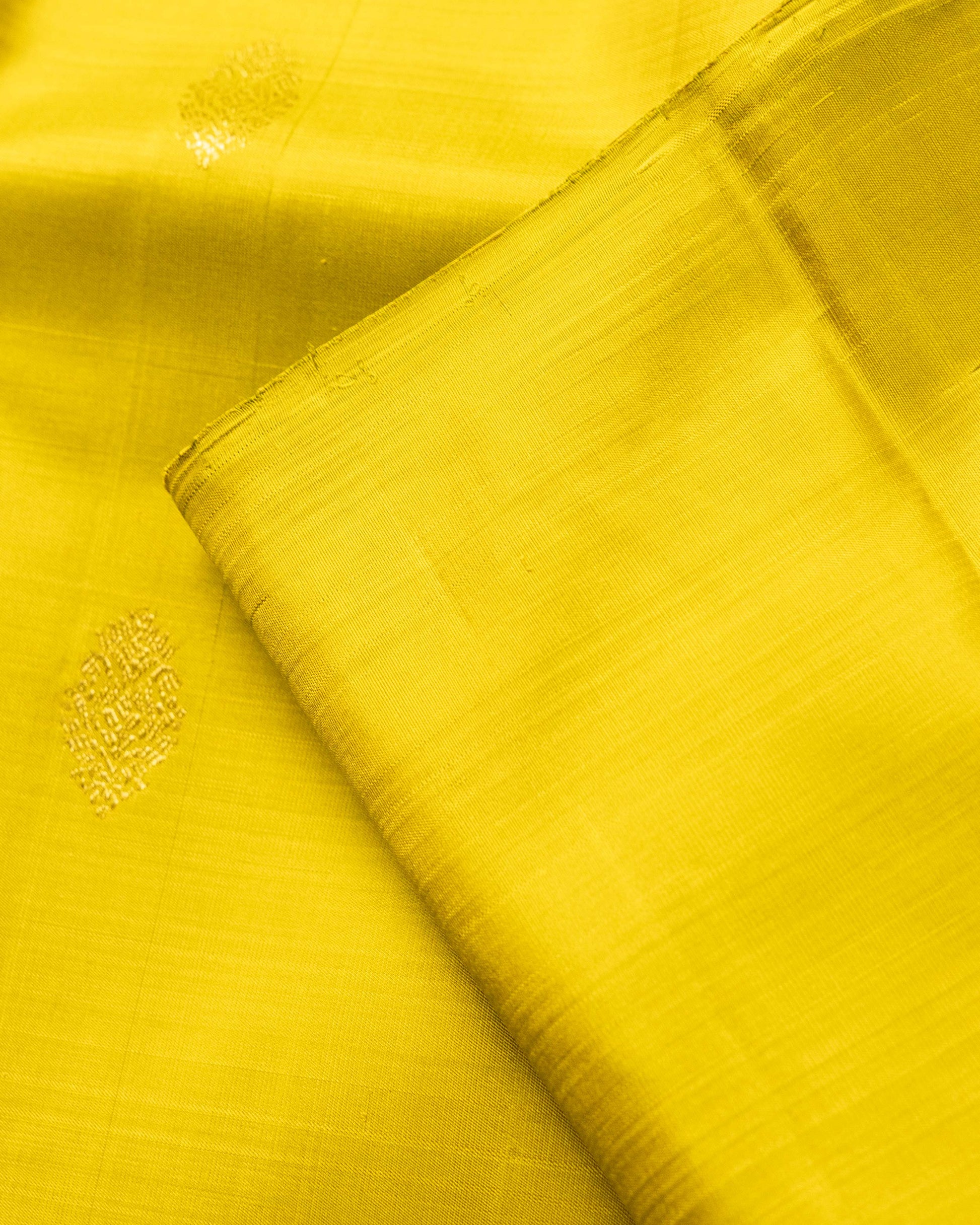 Elegant Pure Handloom Kanchipuram Silk Saree with Traditional Zari Butta Weave - Green-Close Up
