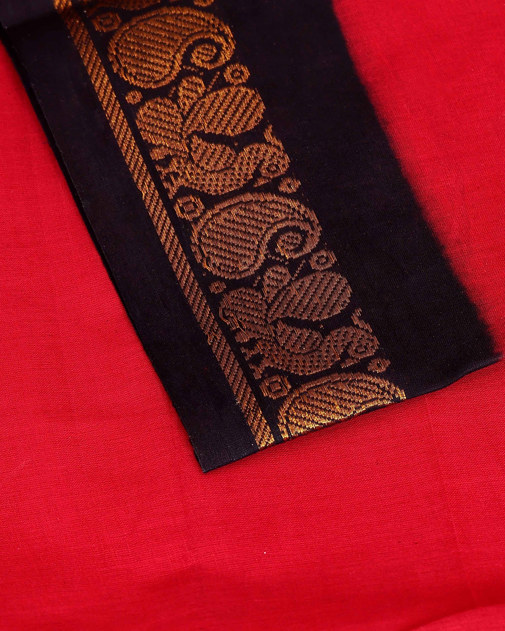 Elegant Sungudi Cotton Saree with Contrast Zari Peacock Motif Border - Red
