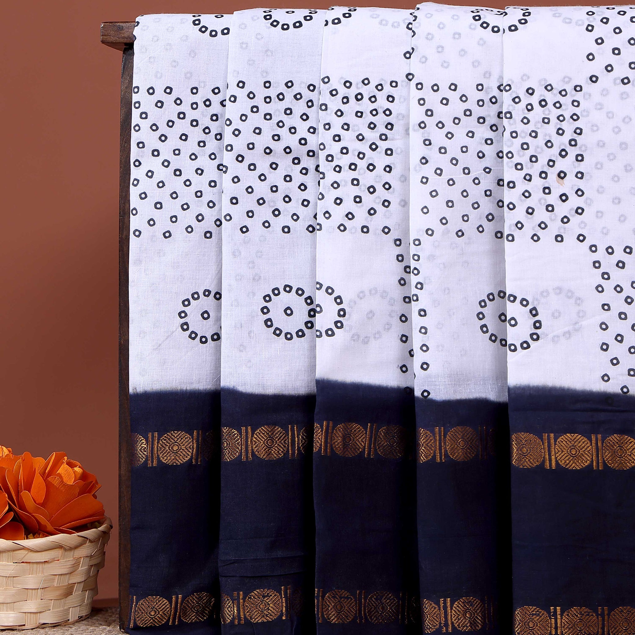Elegant Sungudi Cotton Saree with Traditional Bandhani Motifs and Elegant Zari Border - White 