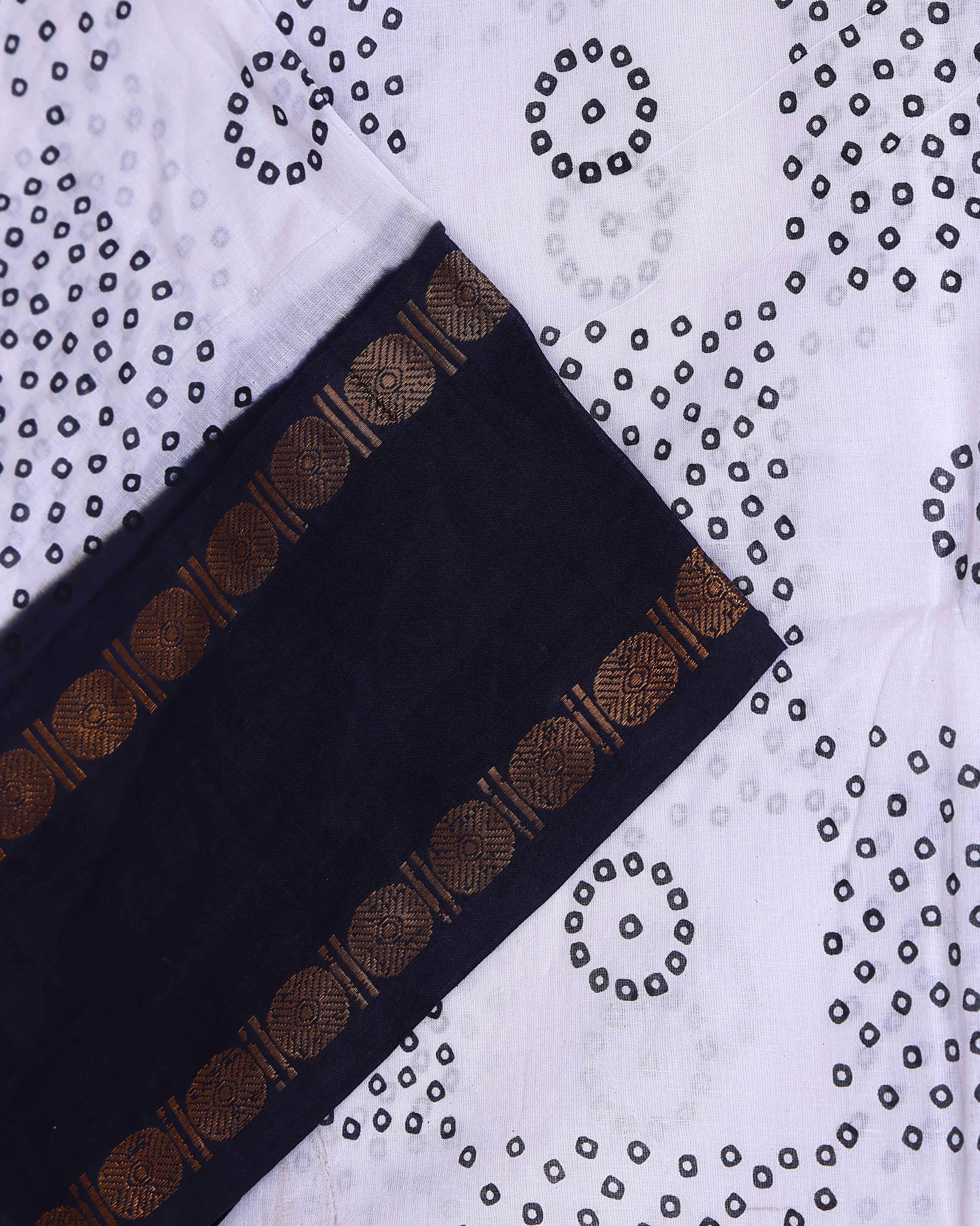 Elegant Sungudi Cotton Saree with Traditional Bandhani Motifs and Elegant Zari Border - White 