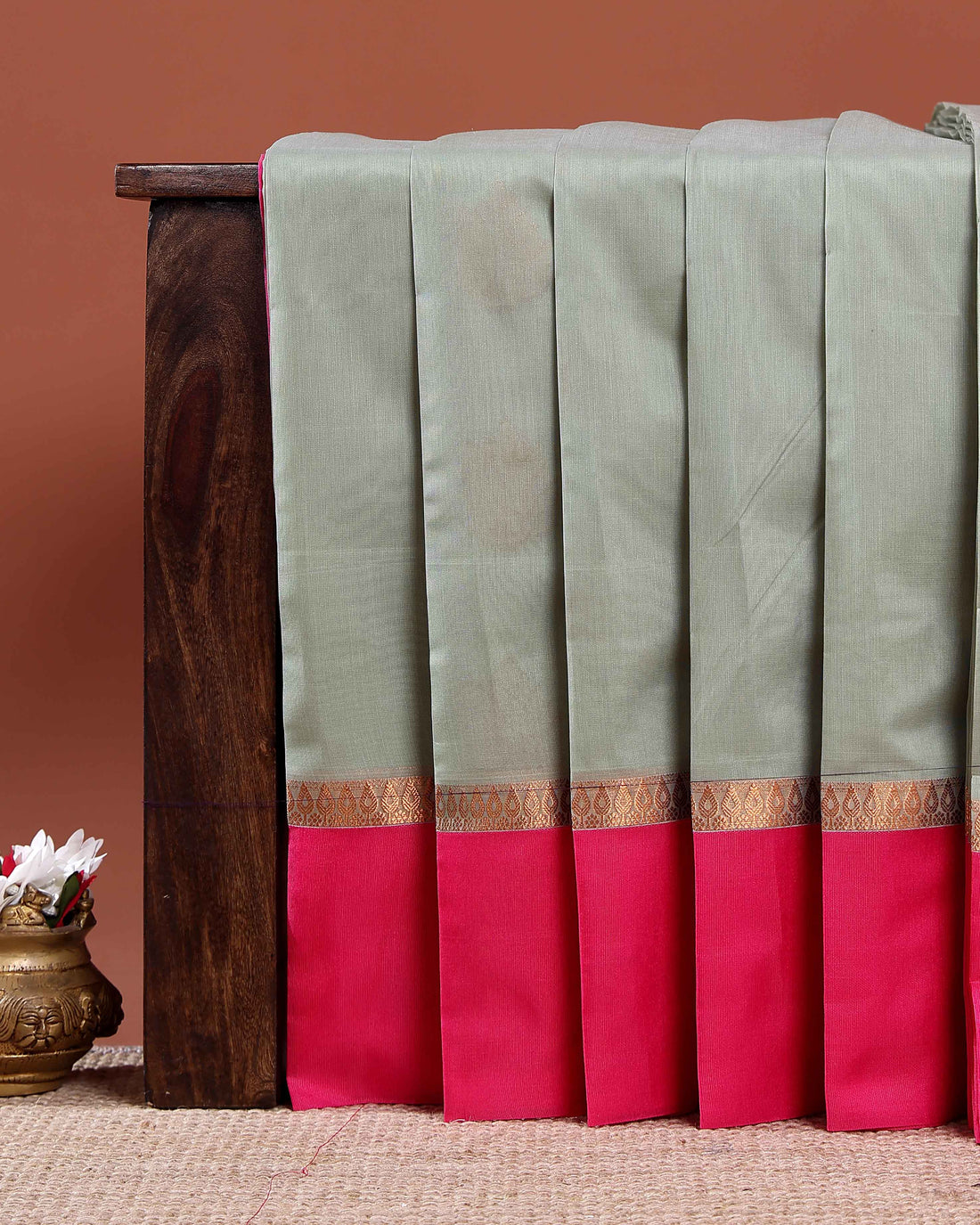 Elegant Traditional Elampillai Silk Cotton Saree with Zari Accent Edging - Green