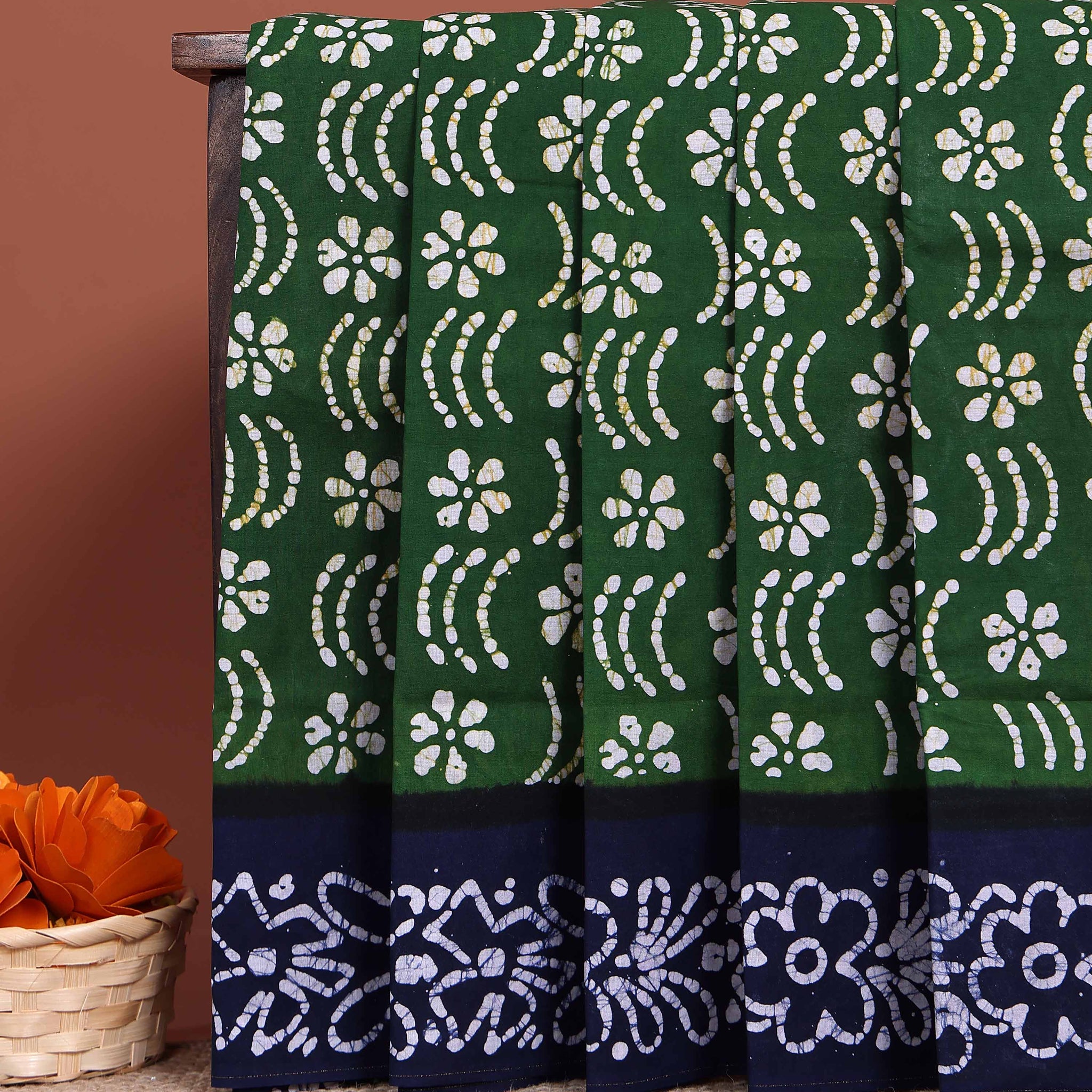 Handcrafted Sungudi Cotton Saree with Intricate Wax Batik Design and Contrast Border - Green