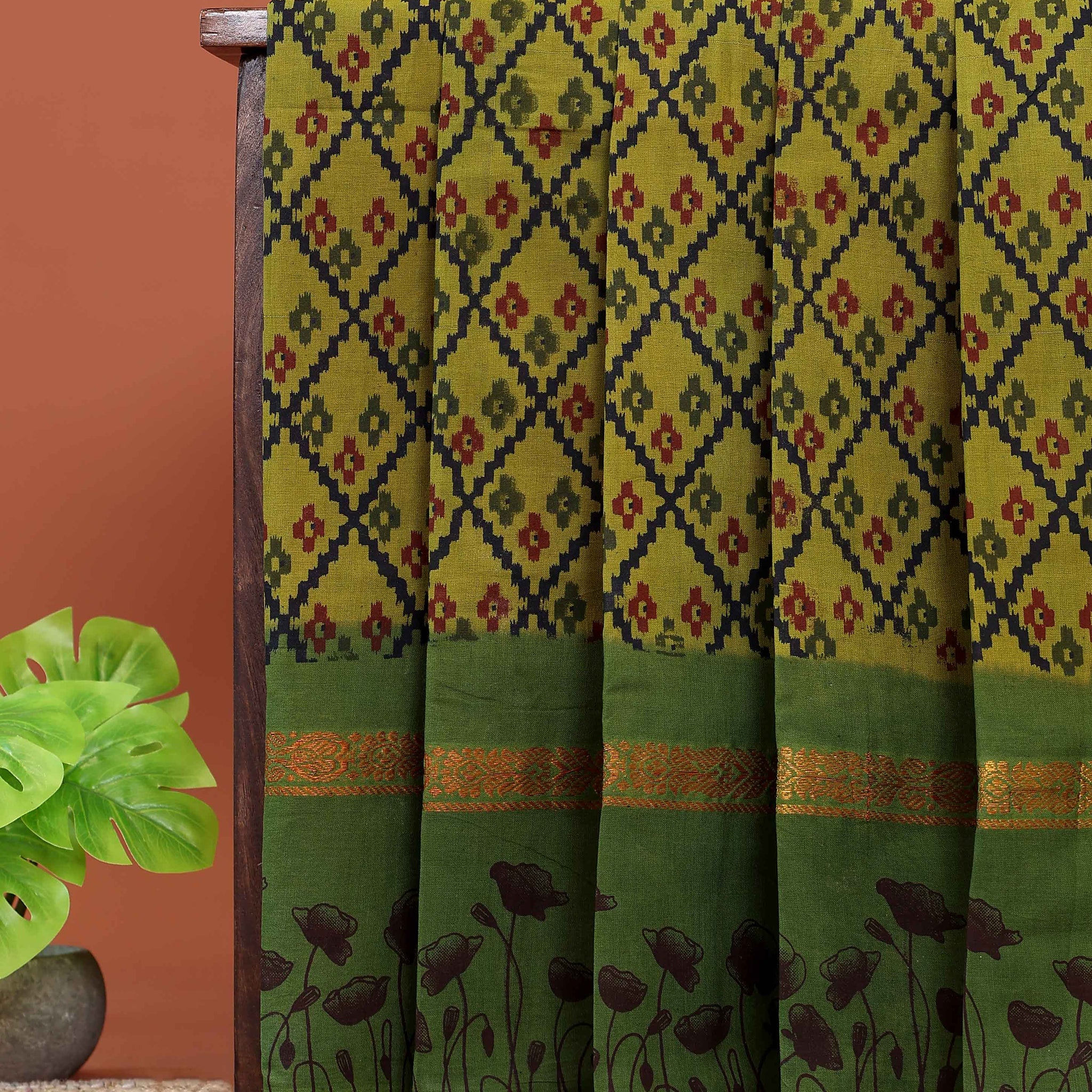 
Handloom Sungudi Cotton Saree with Geometric Diamond Pattern & Floral Border - Green
