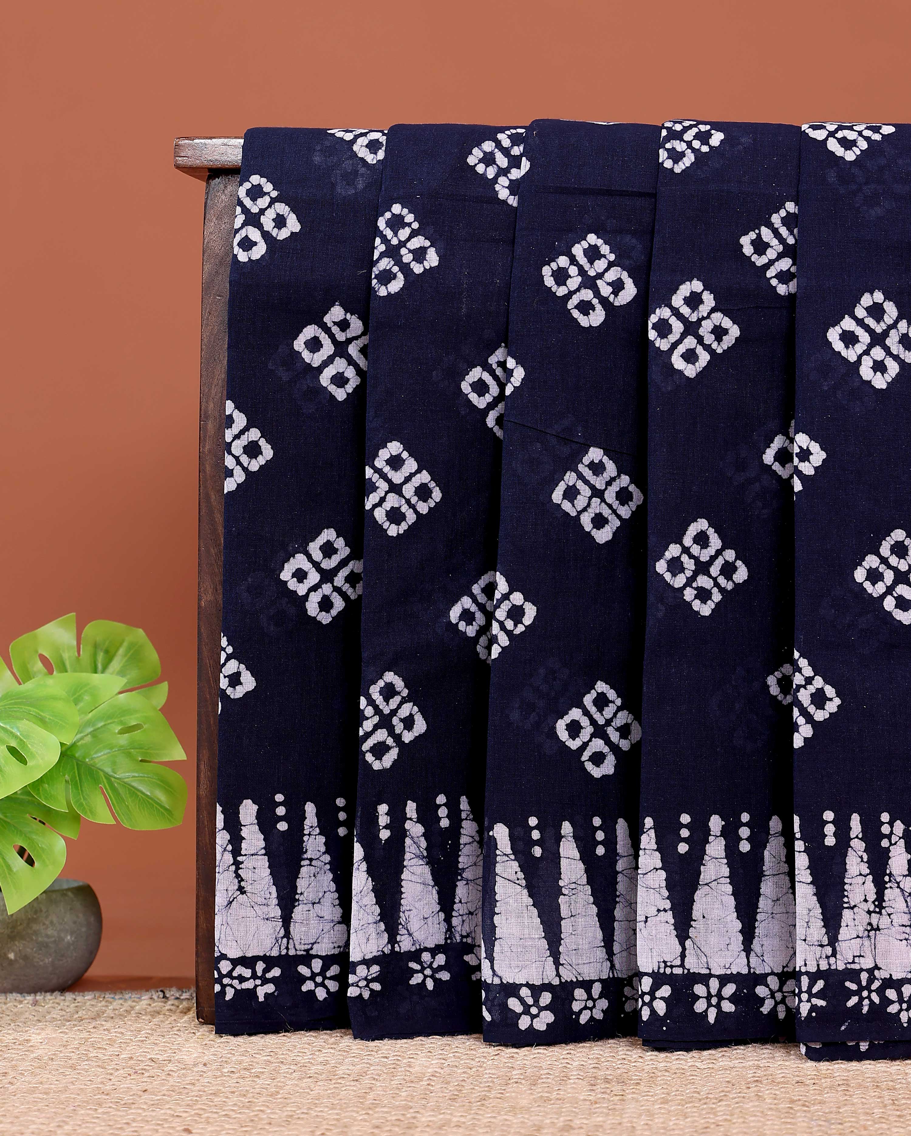 Handloom Sungudi Cotton Saree with Geometric Ikkat Pattern - Navy Blue