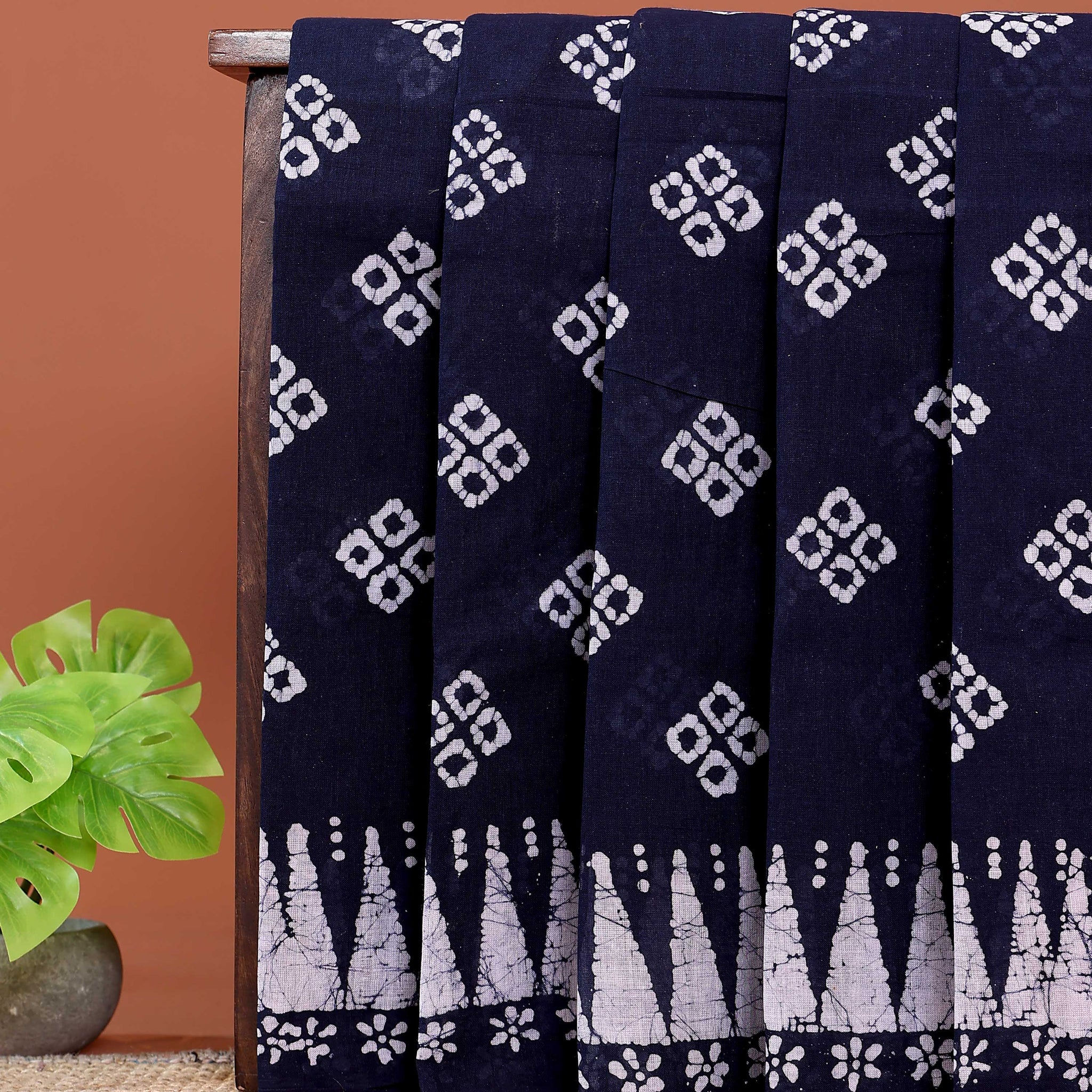 Handloom Sungudi Cotton Saree with Geometric Ikkat Pattern - Navy Blue