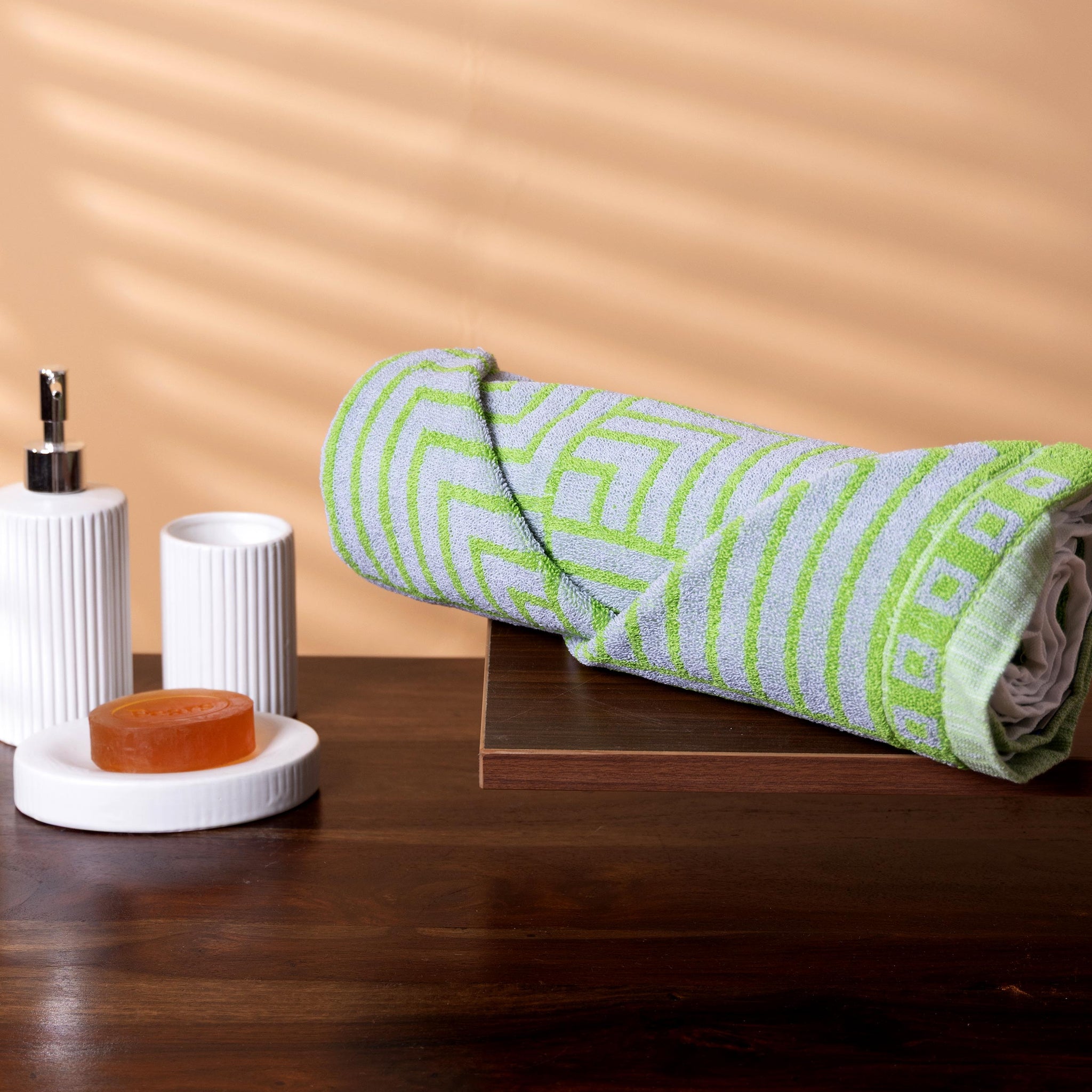 Soft Cotton Bath Towel with Modern Geometric Maze Design - Green